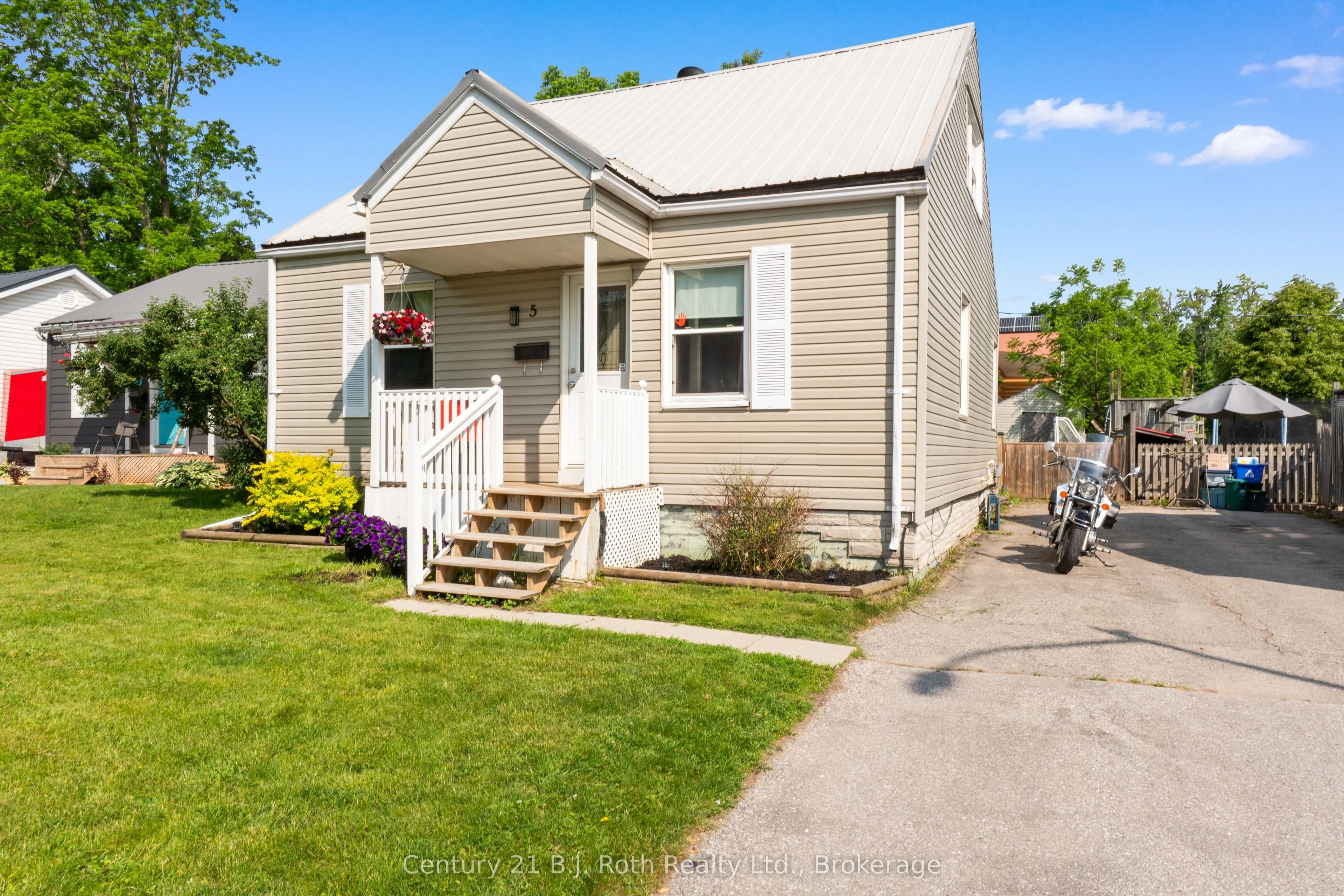 5 Albany Avenue