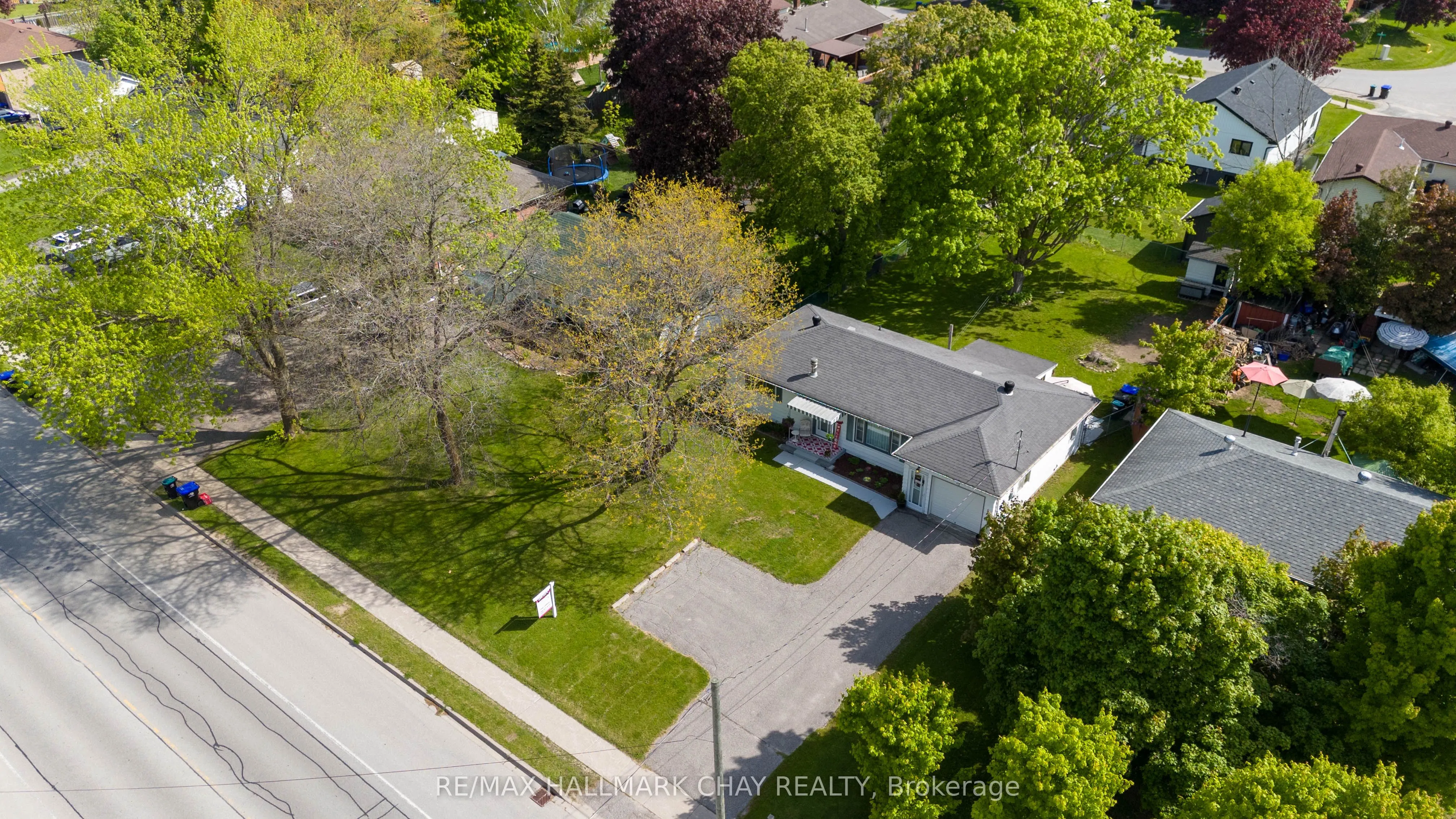 33 Yonge Street N