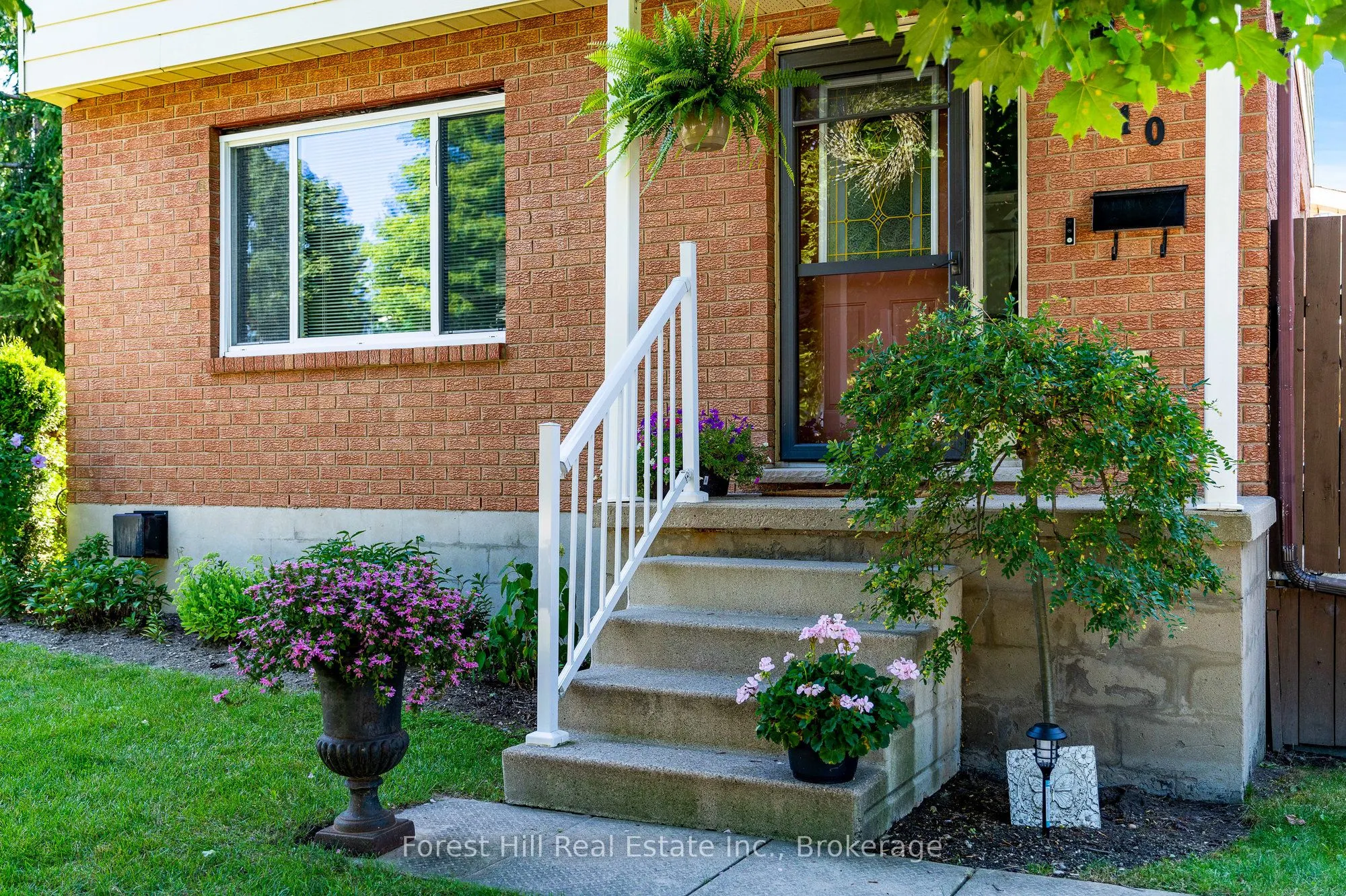 10 Leslie Drive