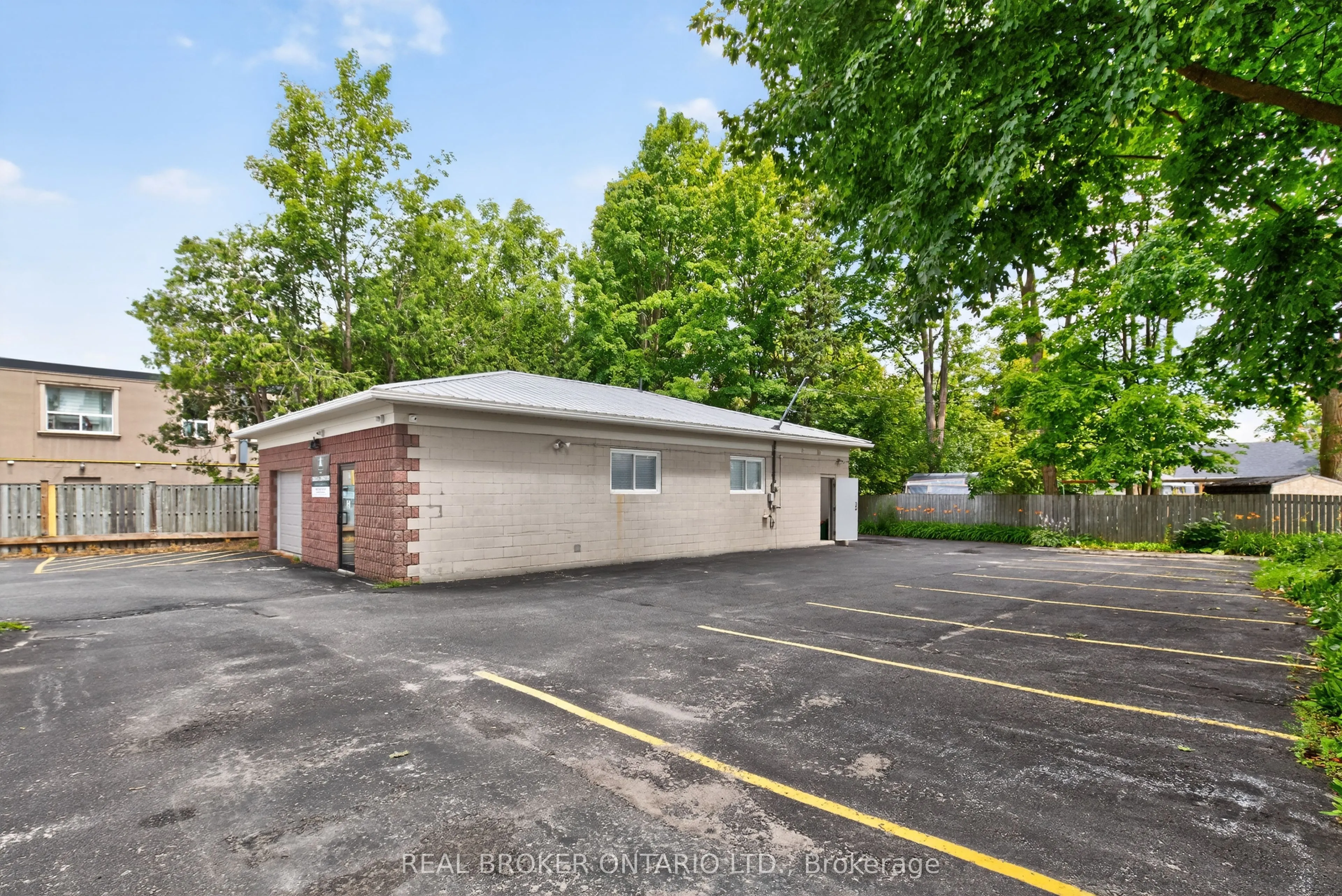 8 Westmount Drive S