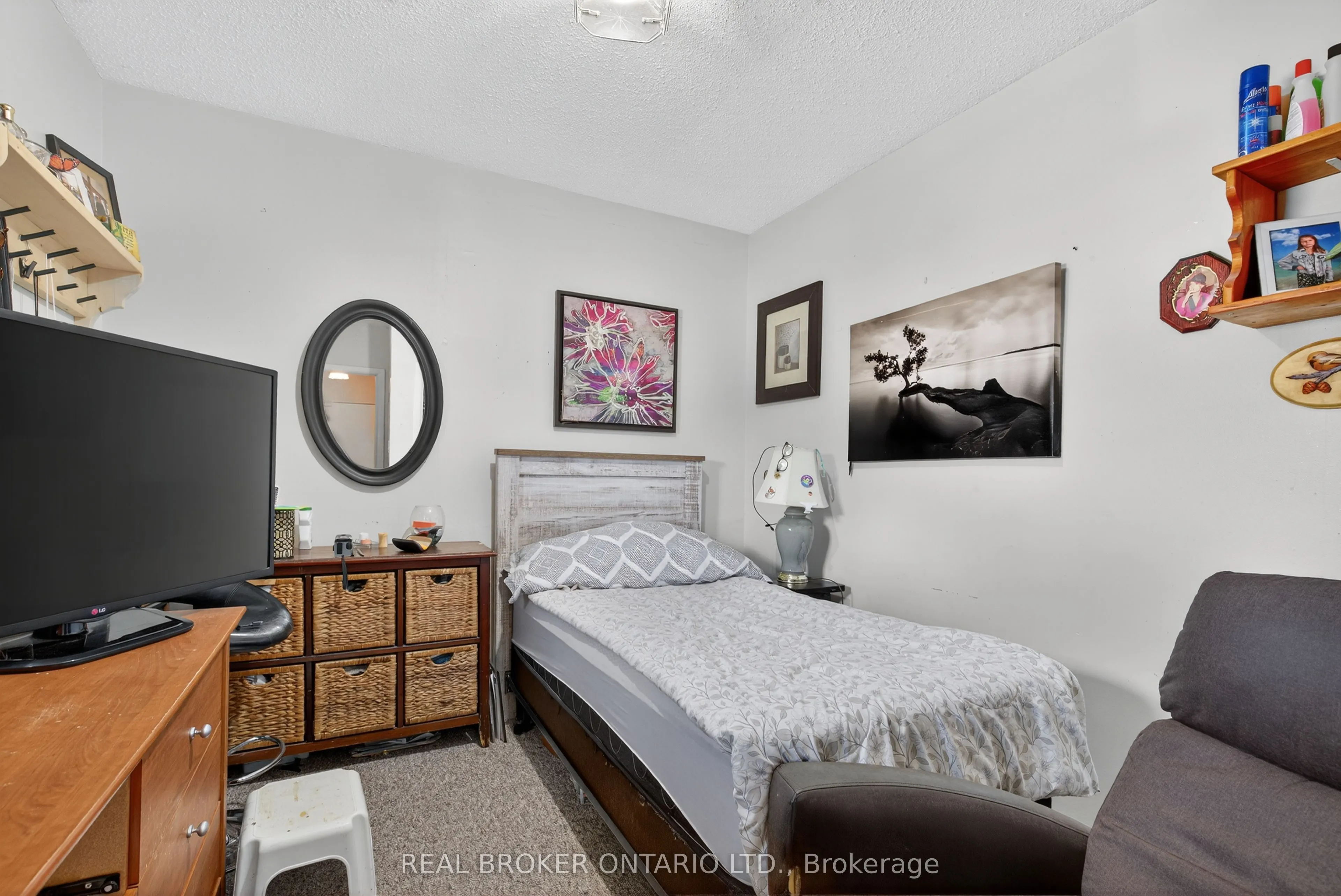 8 Westmount Drive S