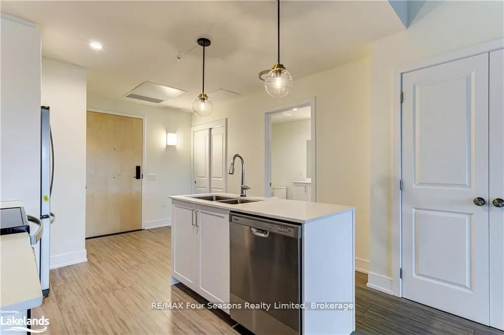 121 Mary Street, #401
