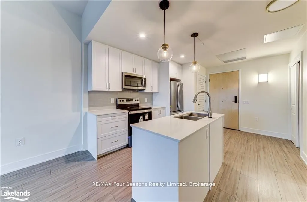 121 Mary Street, #401