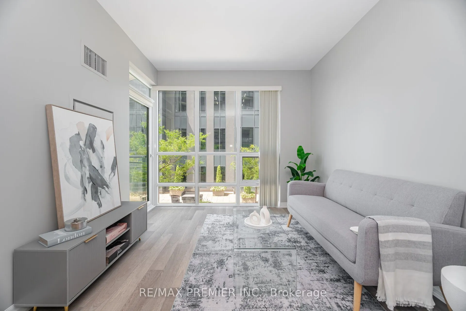 111 Worsley Street, #401