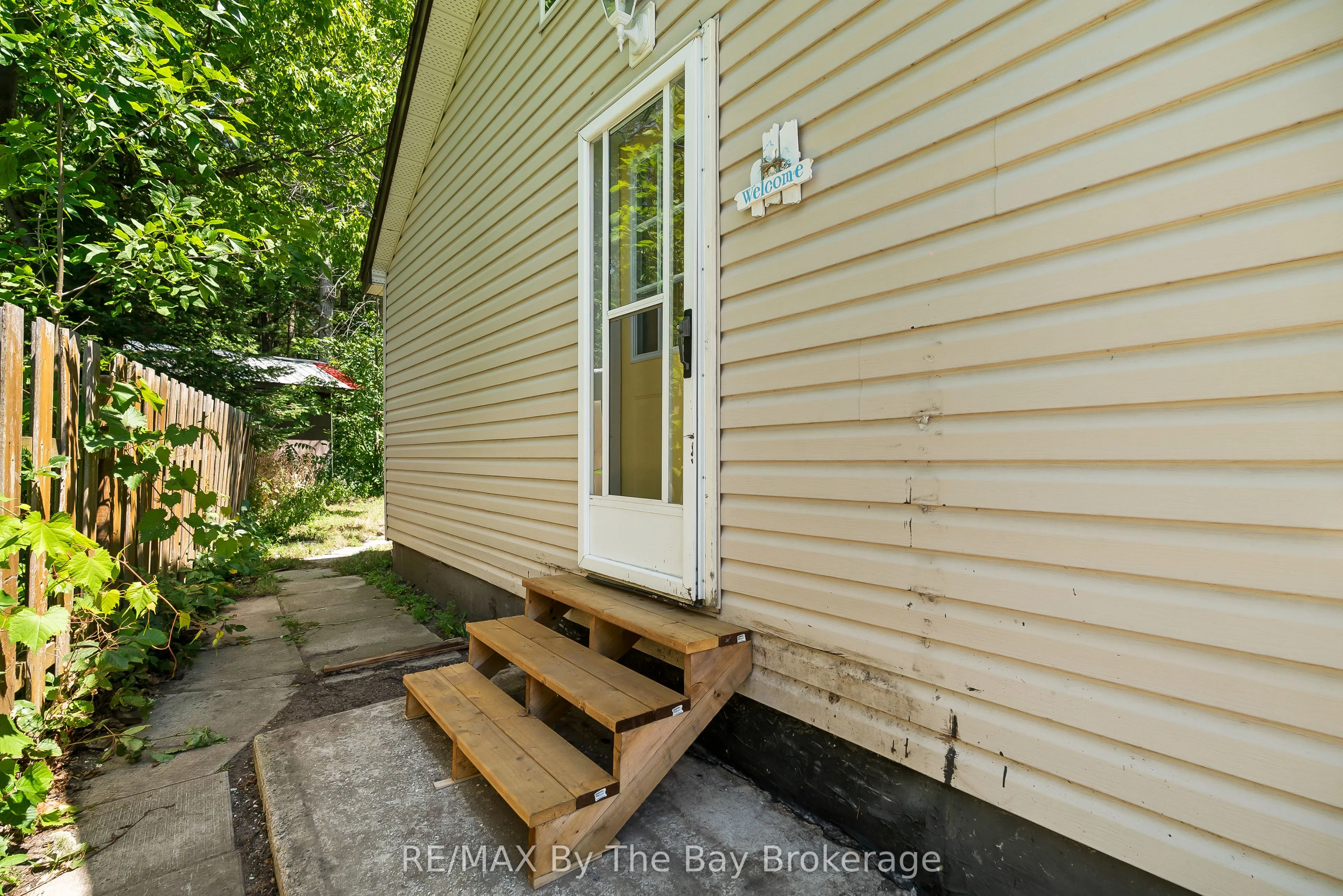 11 39th Street S