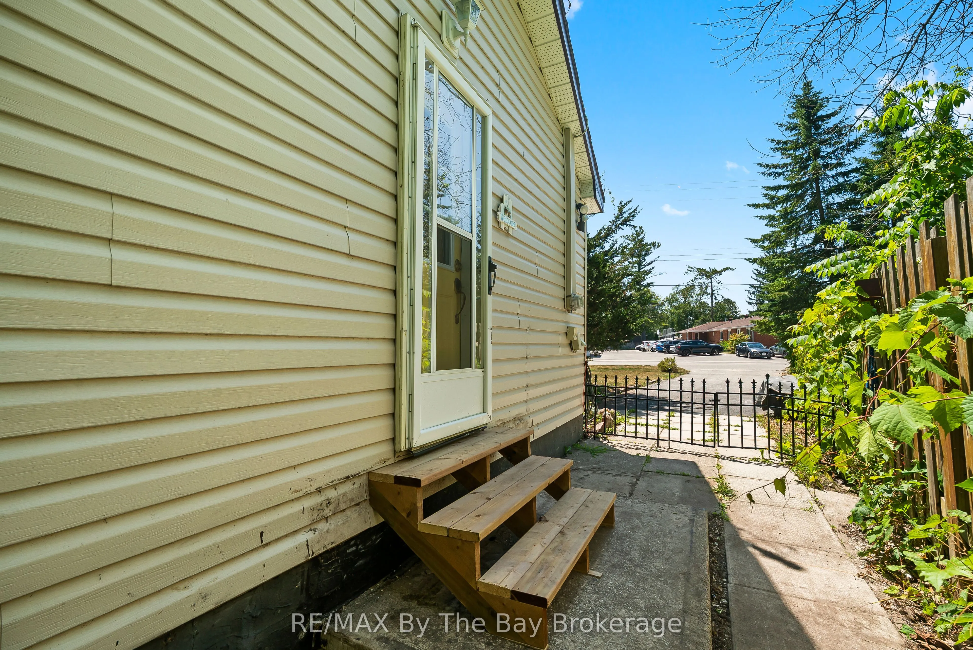 11 39th Street S