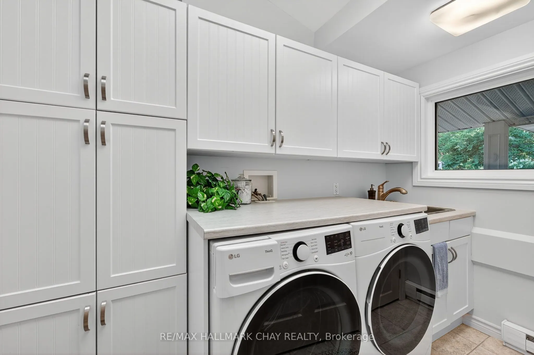 7 Lakeshore Road E