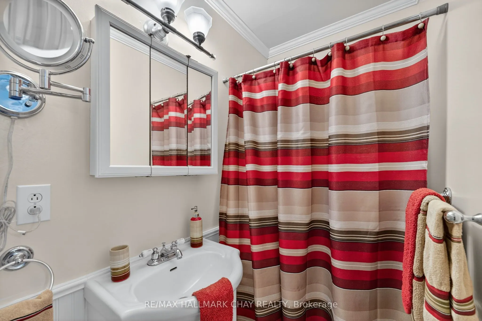 7 Lakeshore Road E