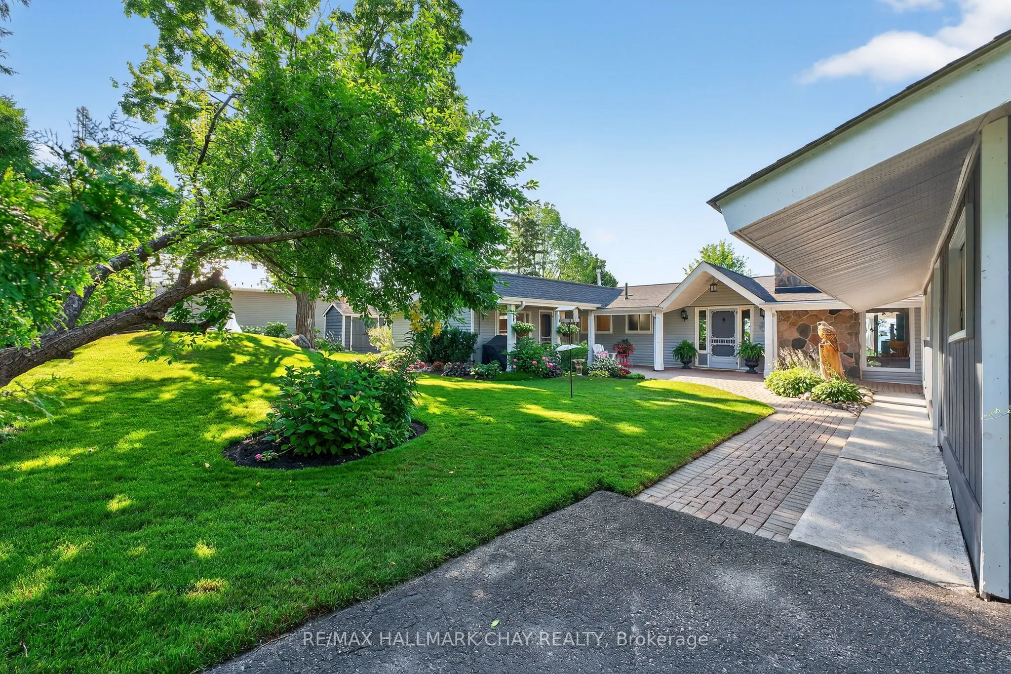 7 Lakeshore Road E