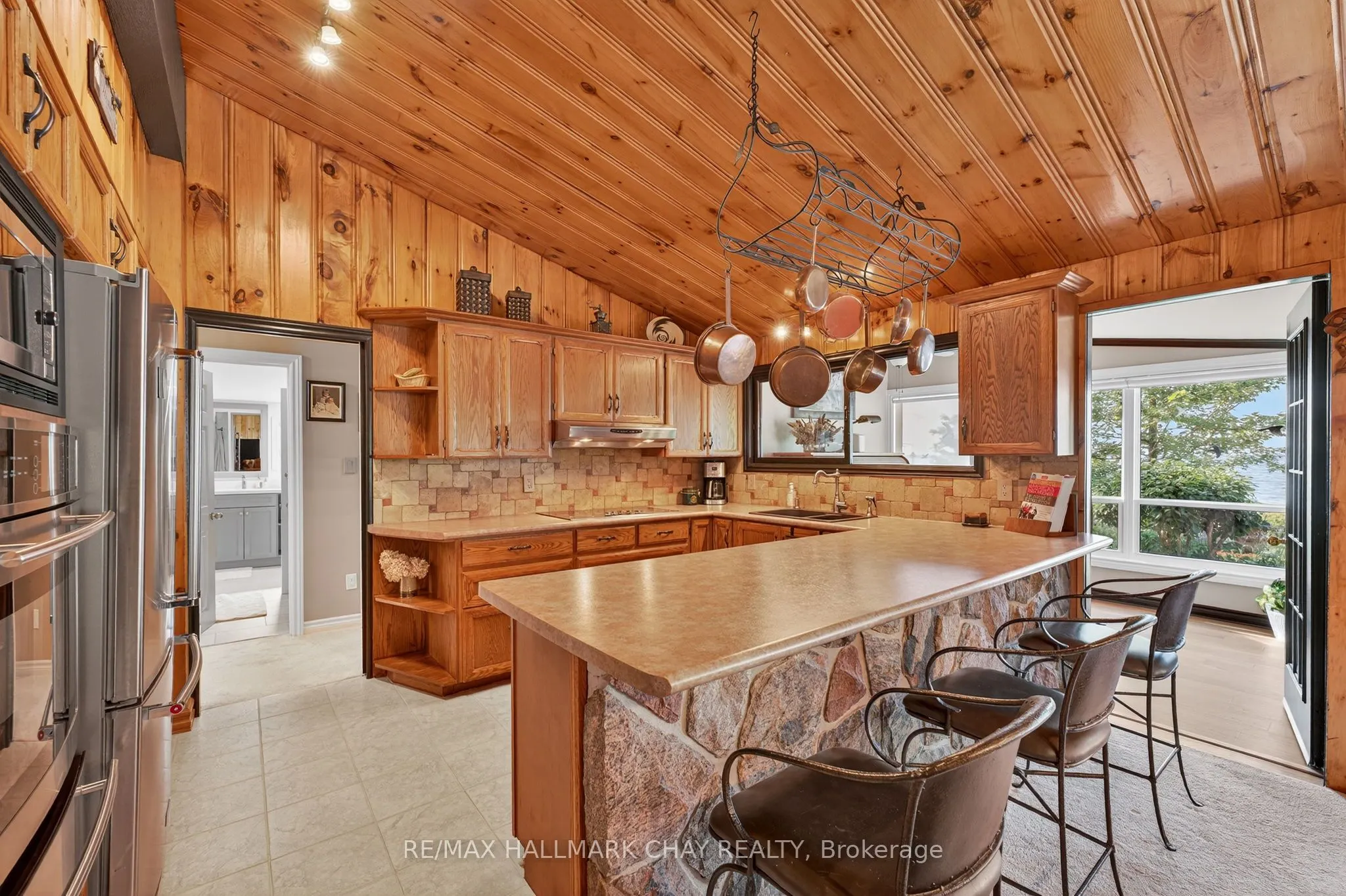 7 Lakeshore Road E
