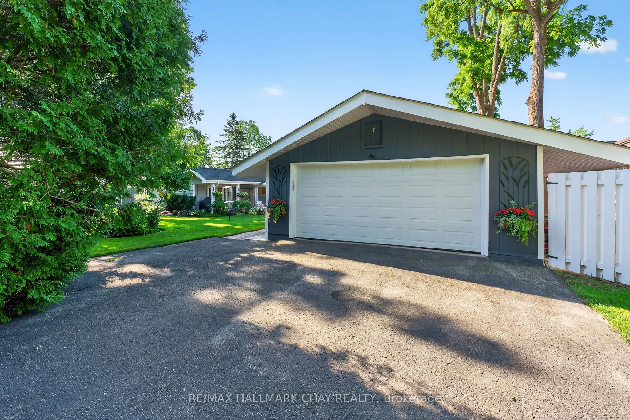7 Lakeshore Road E