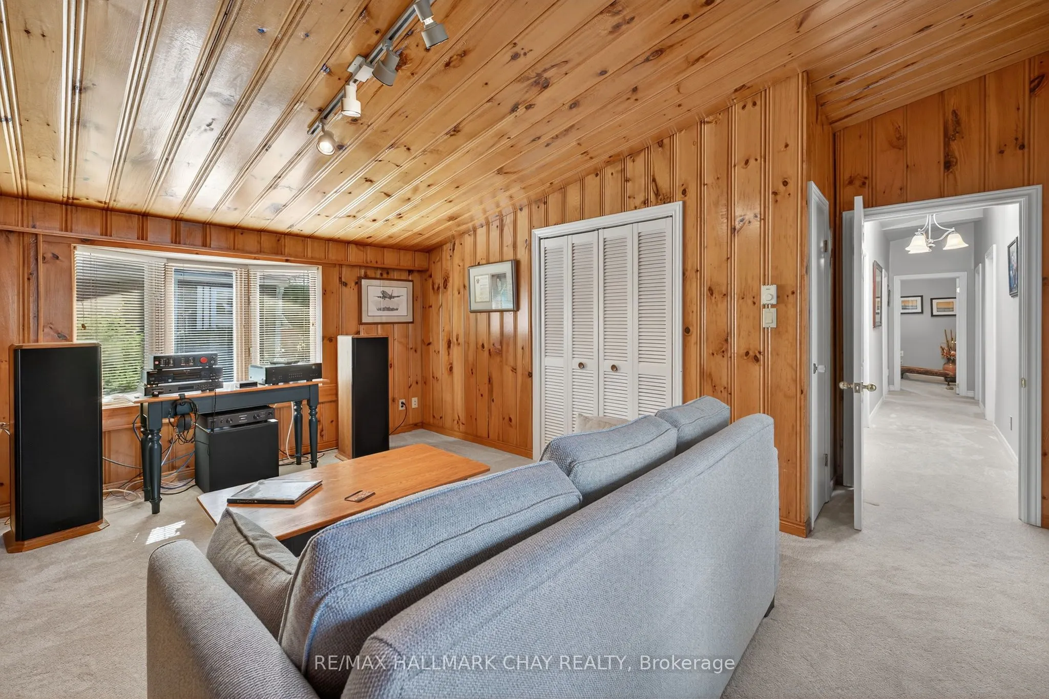 7 Lakeshore Road E