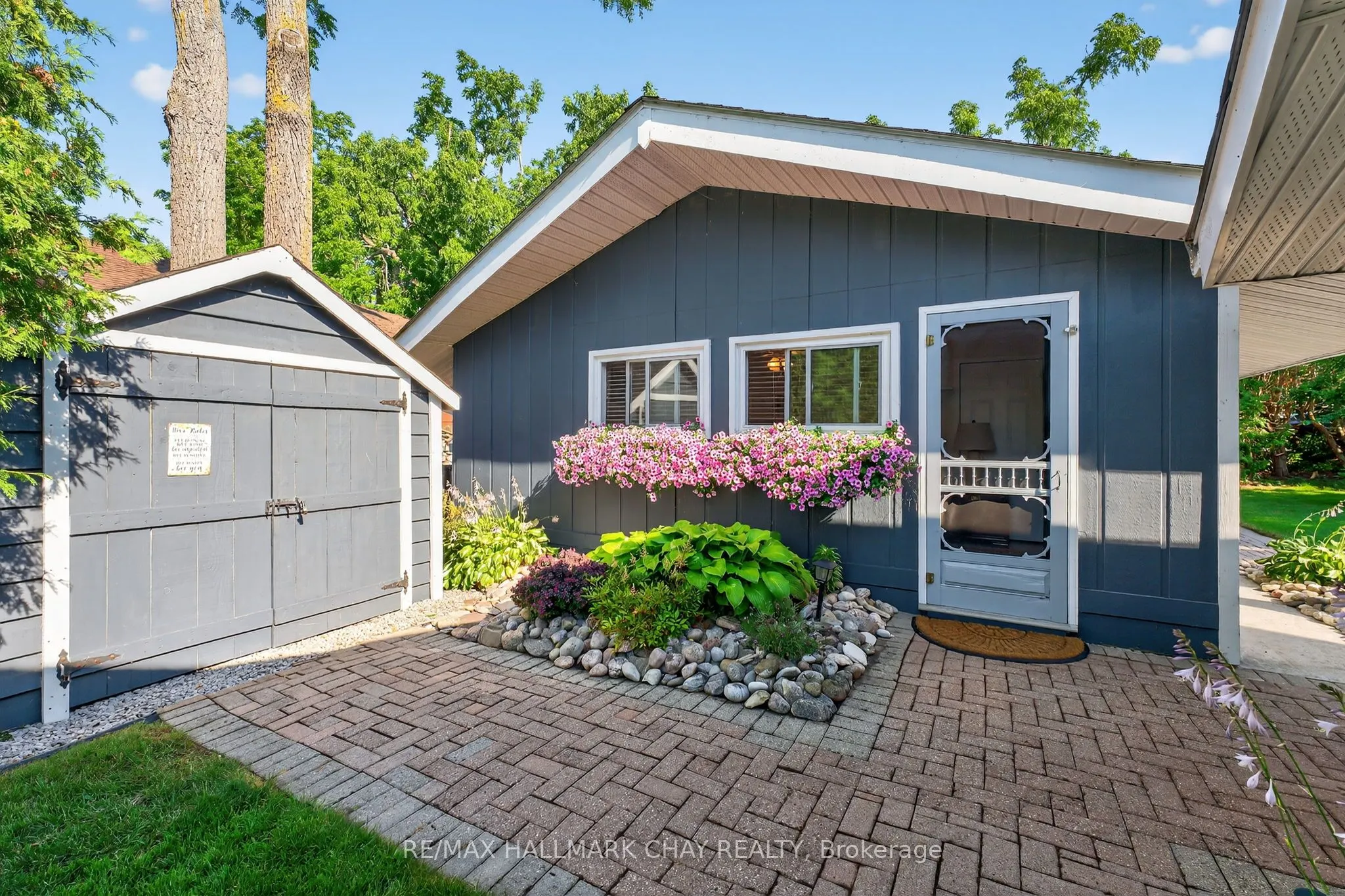7 Lakeshore Road E
