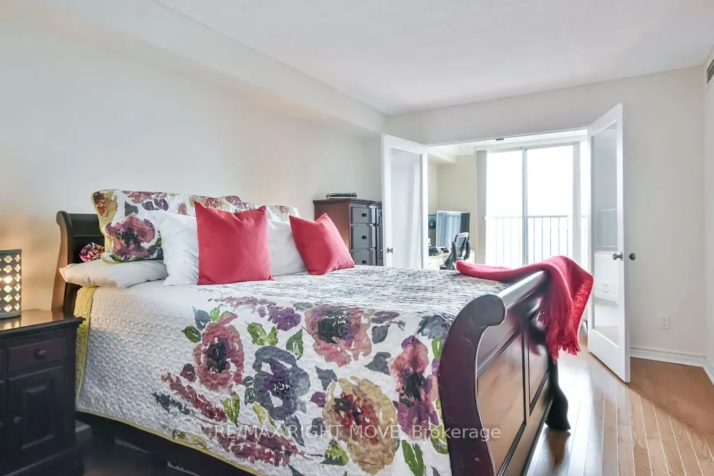150 Dunlop Street E, #1108