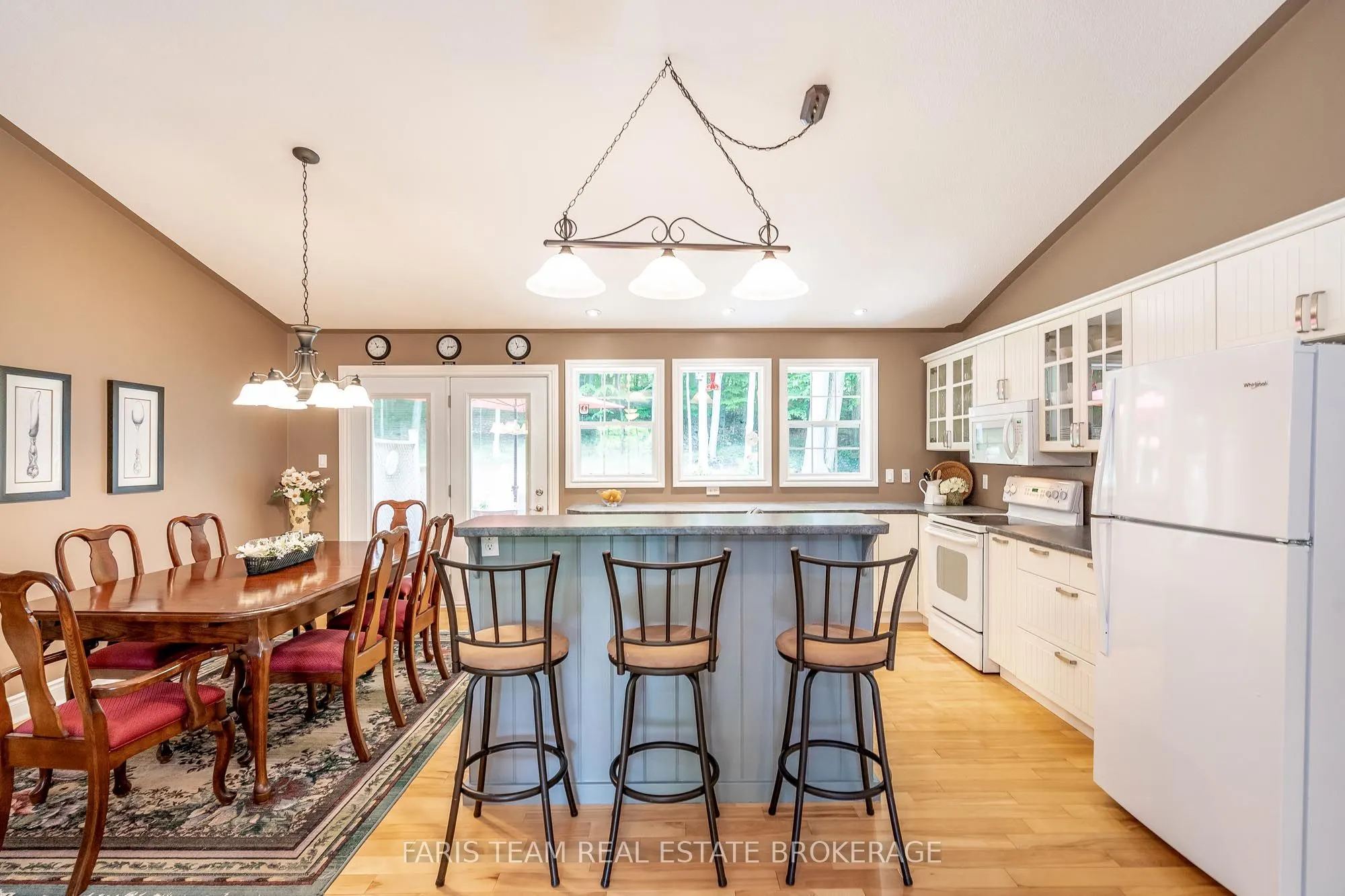 85 Farlain Lake Road E