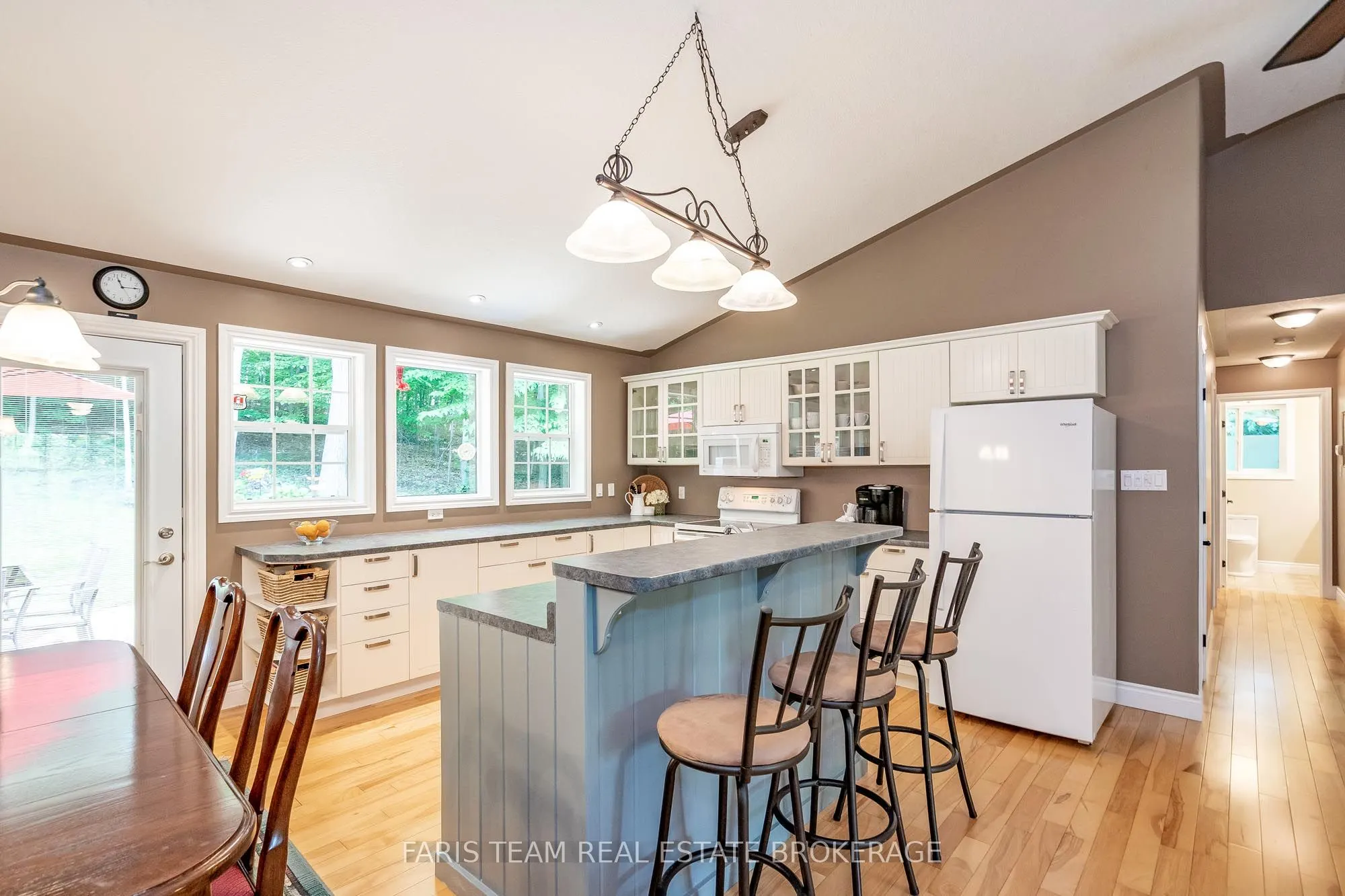 85 Farlain Lake Road E