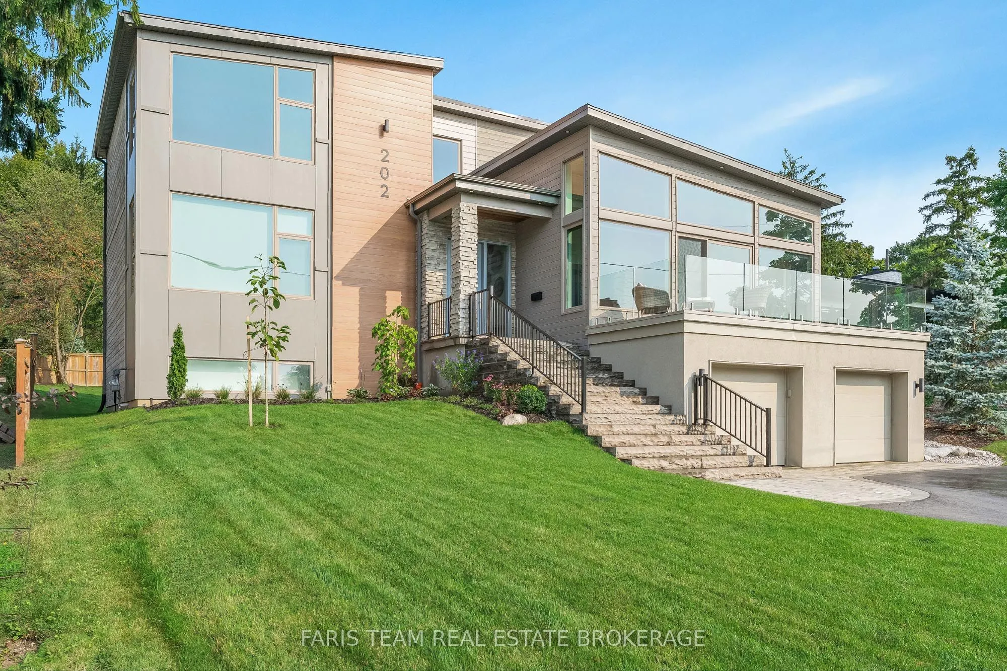 202 Kempenfelt Drive