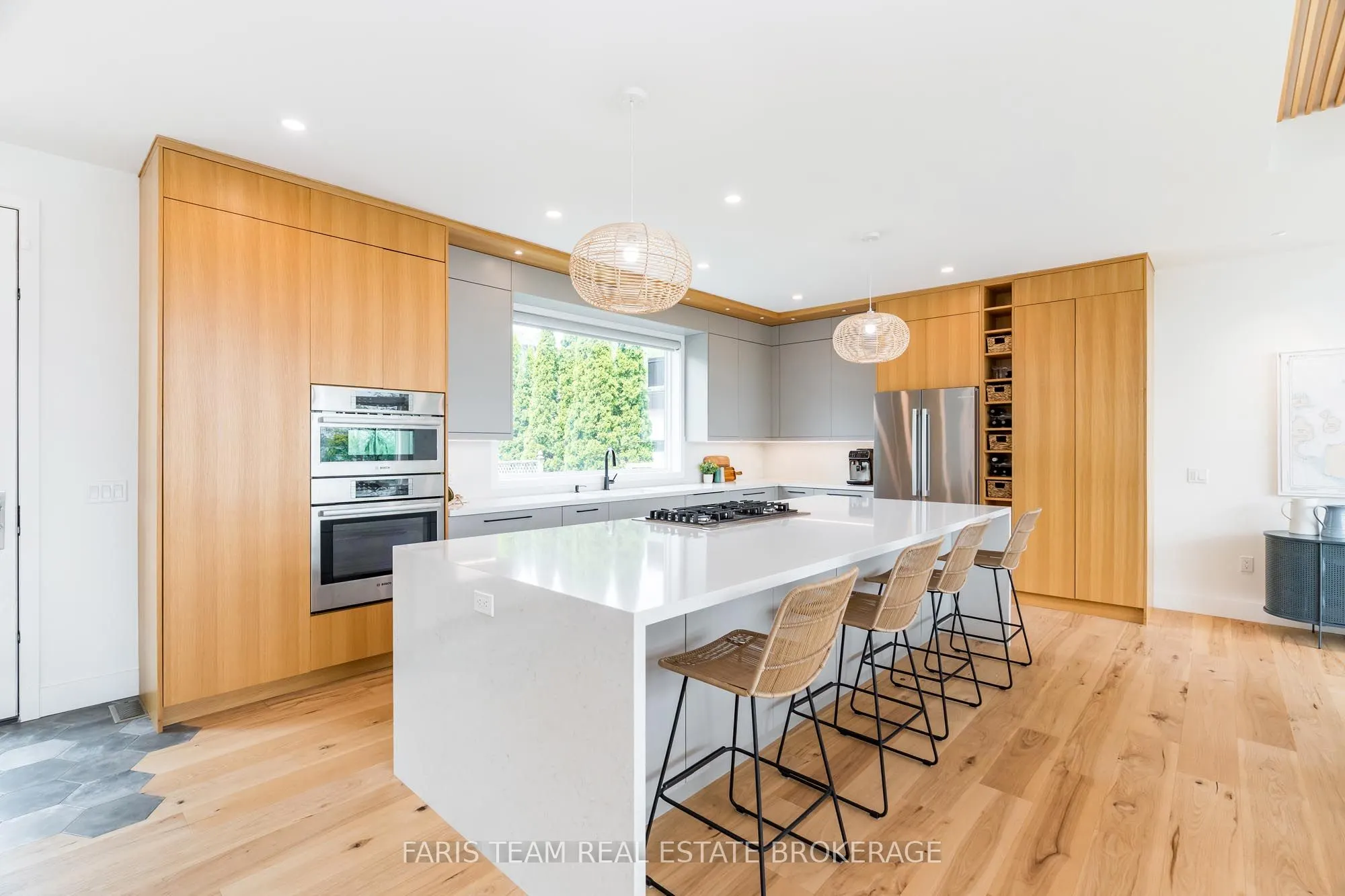 202 Kempenfelt Drive