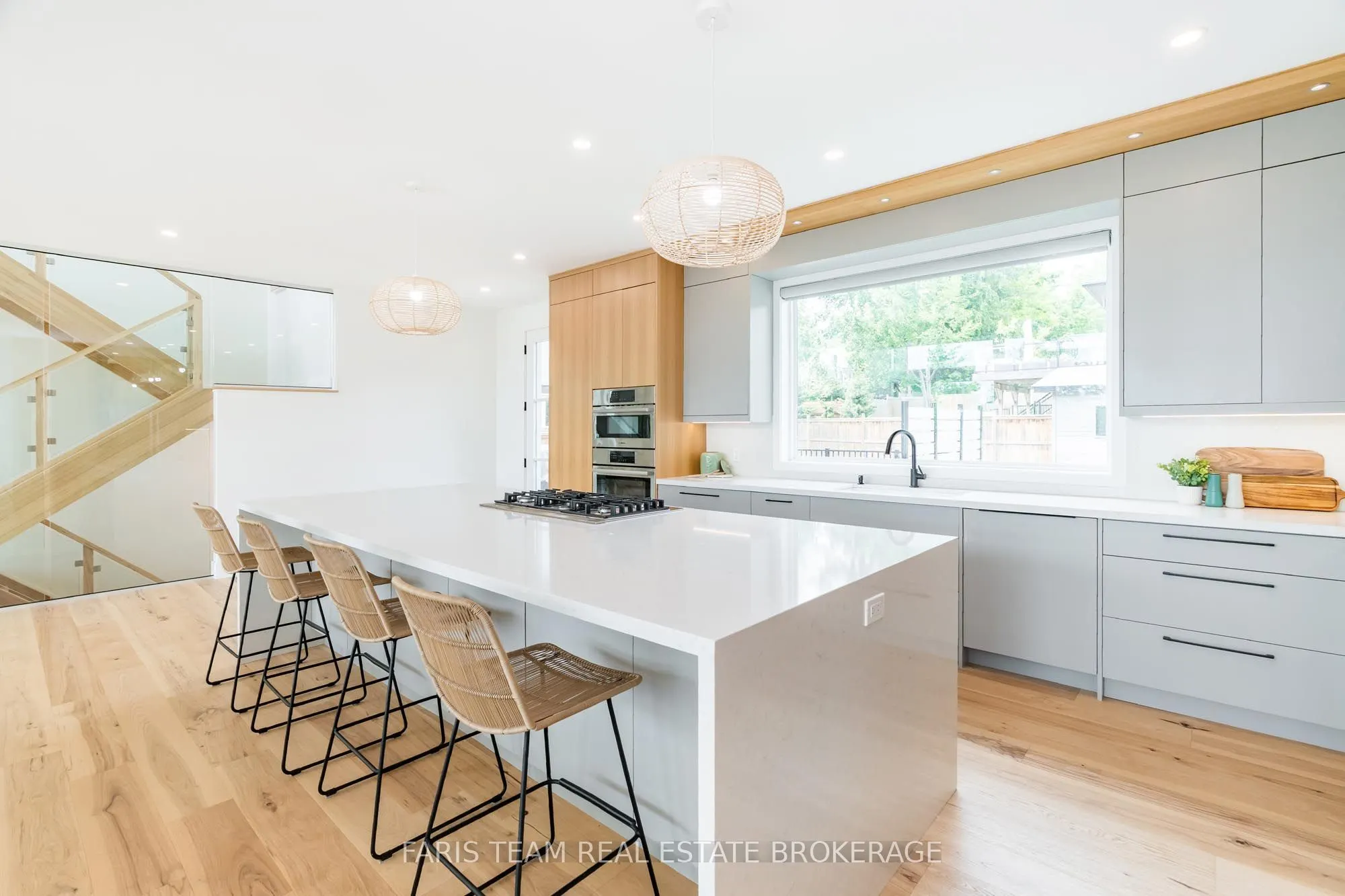 202 Kempenfelt Drive