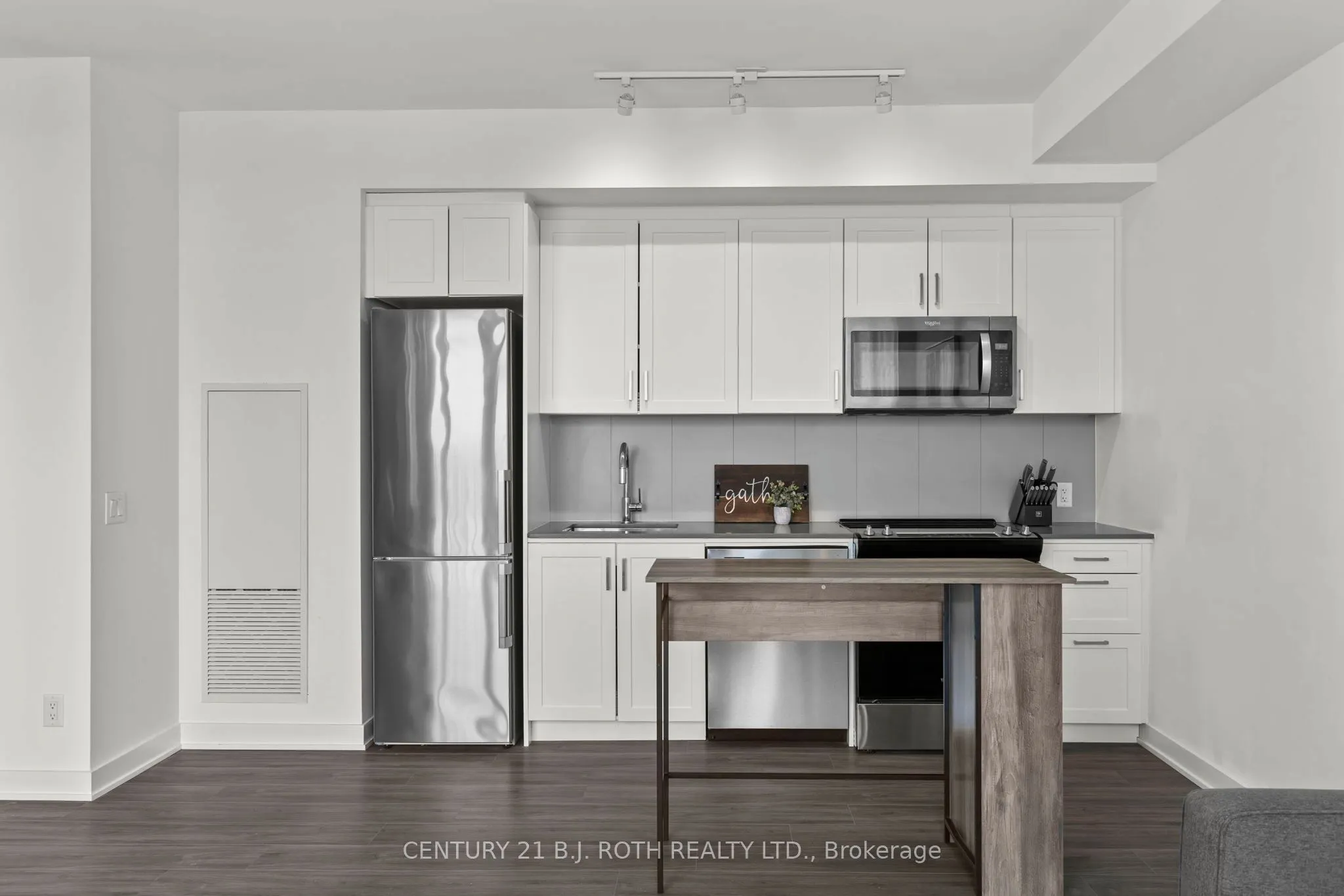 PH 681 YONGE Street, #720