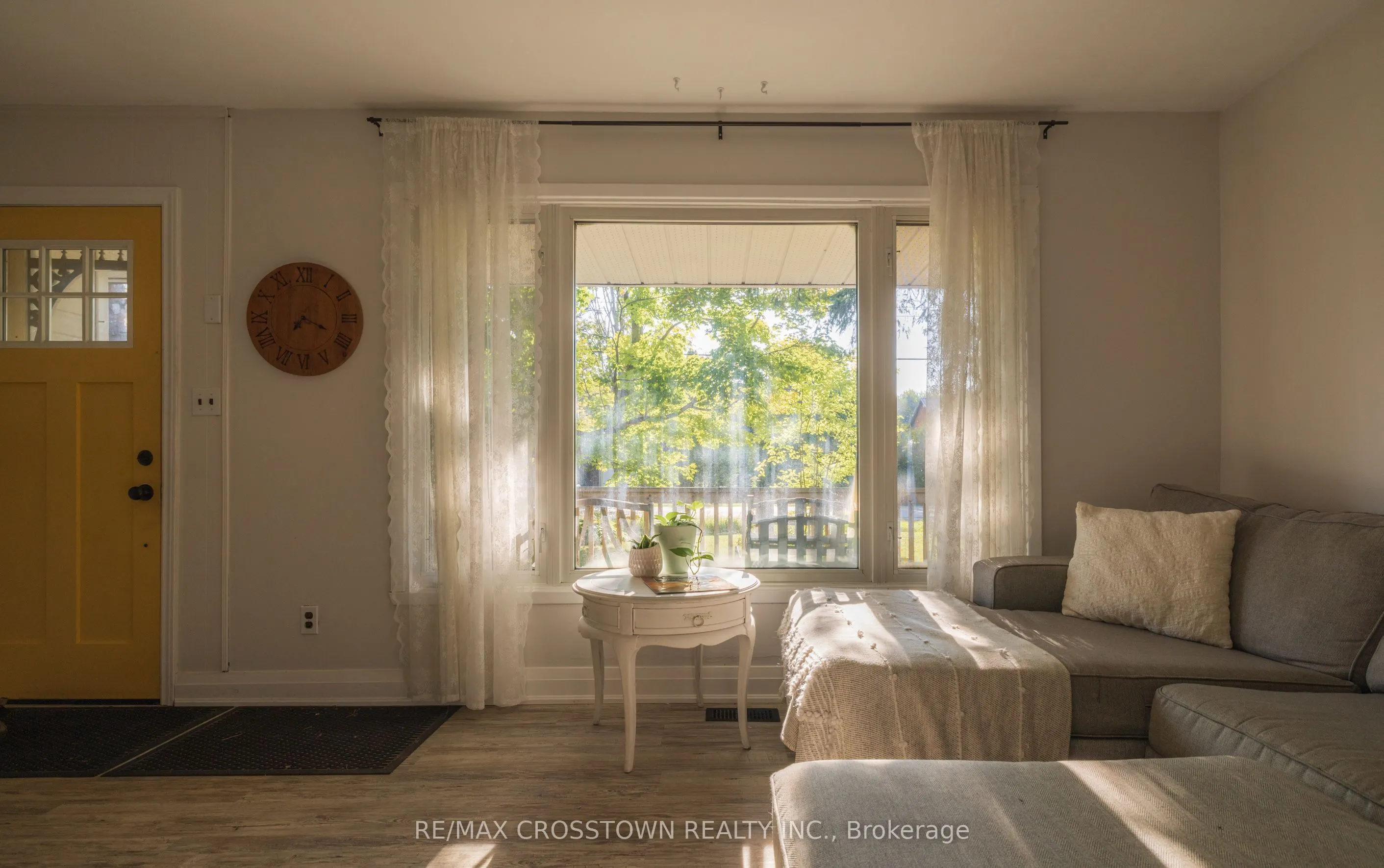 47 Lakeshore Road W
