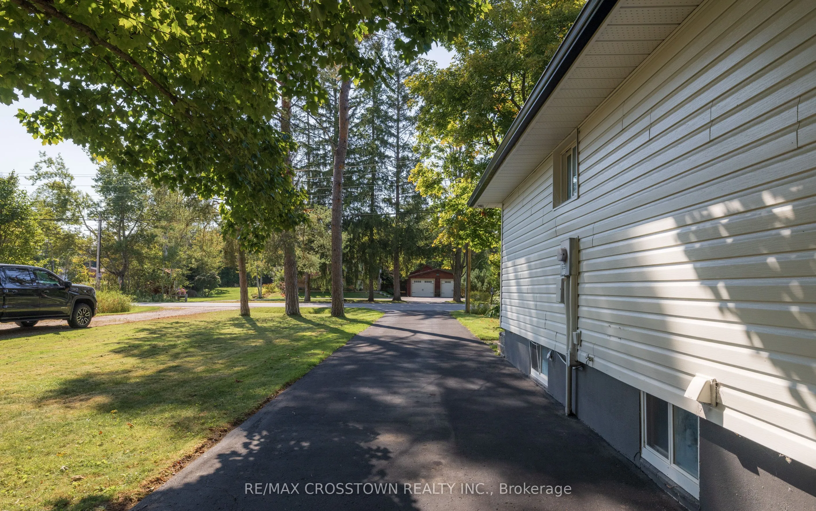 47 Lakeshore Road W