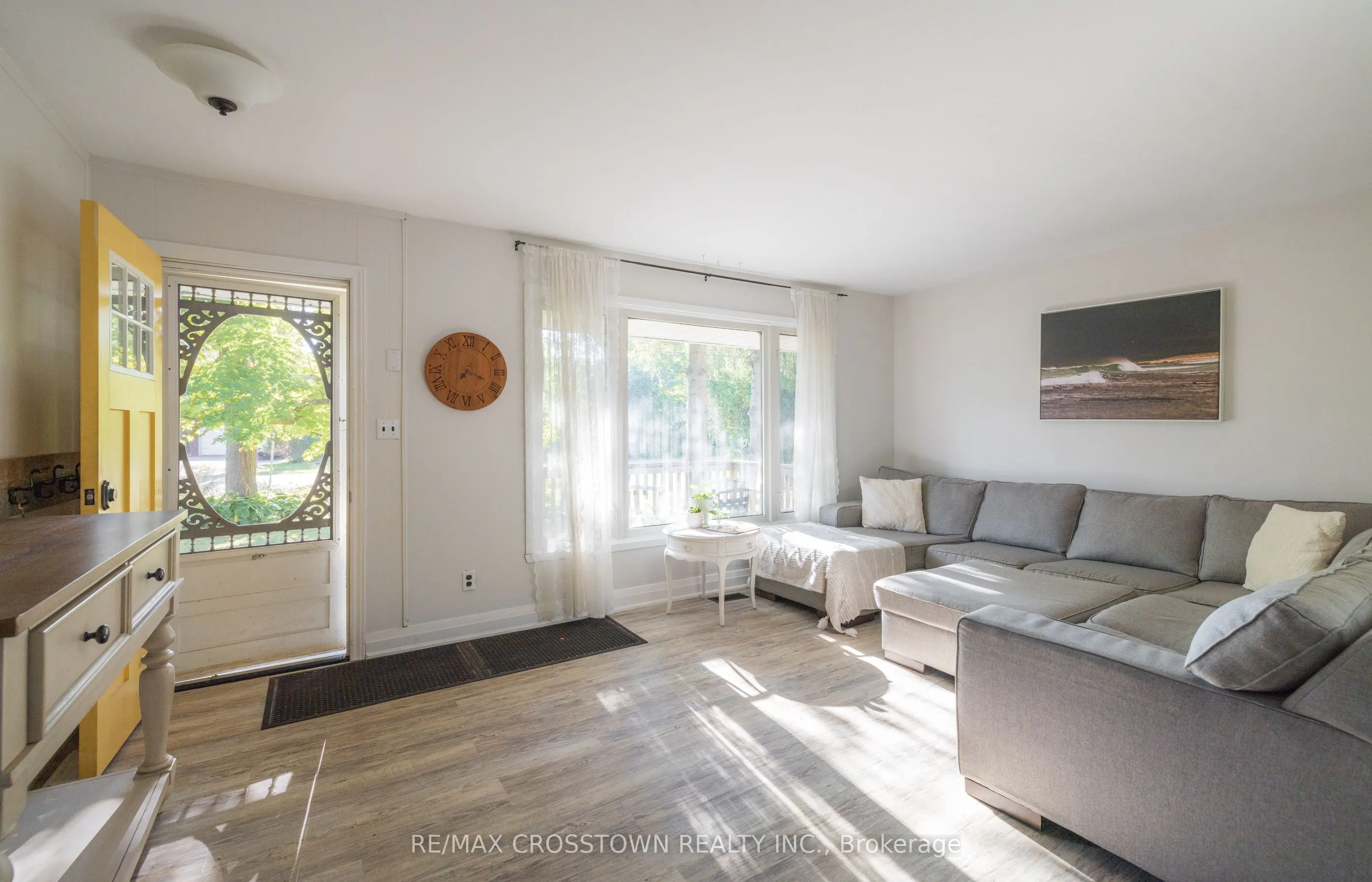 47 Lakeshore Road W