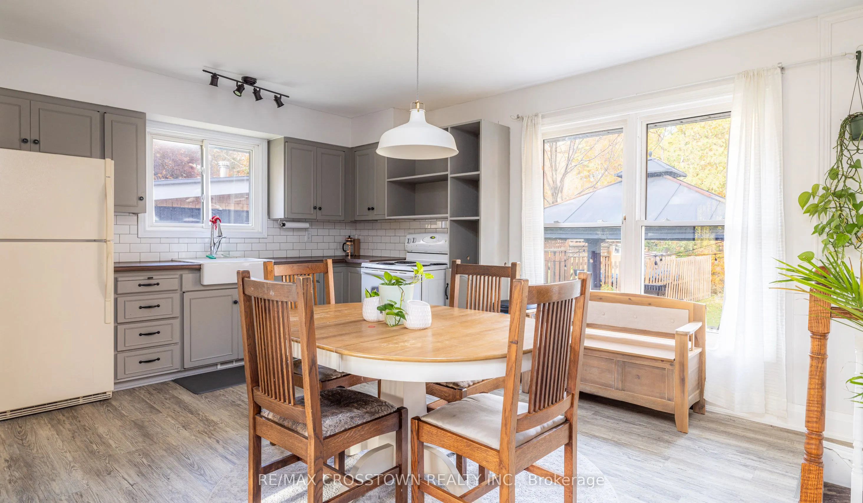 47 Lakeshore Road W