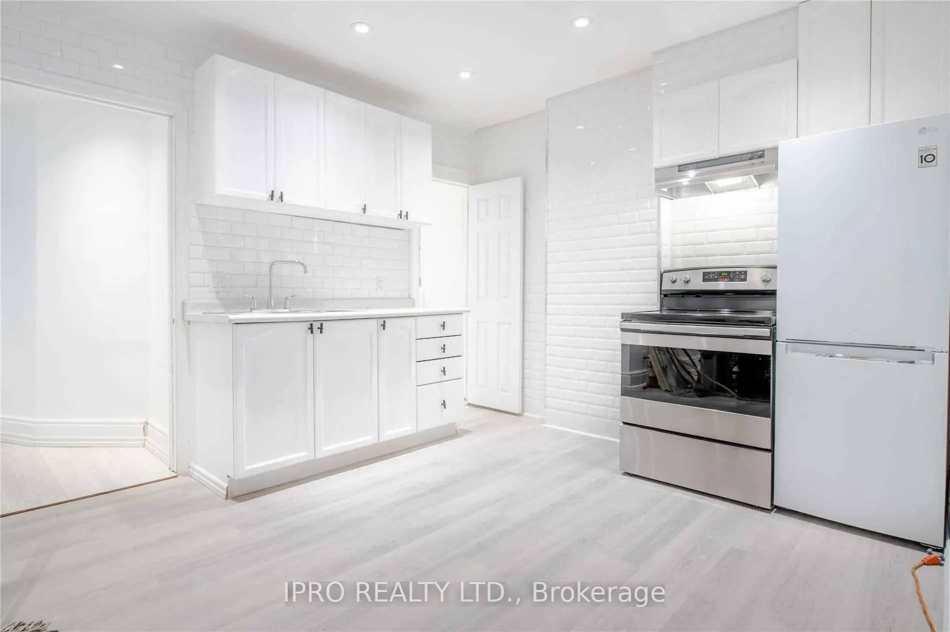 62 Dunlop Street W