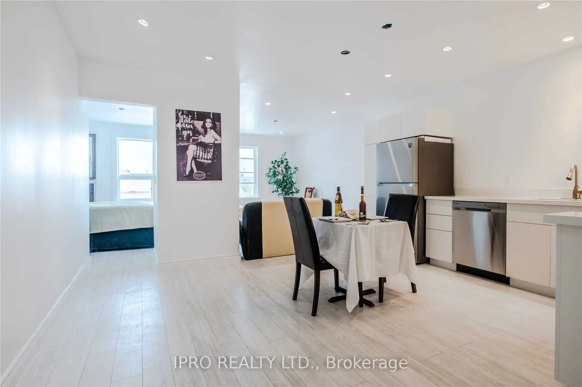62 Dunlop Street W