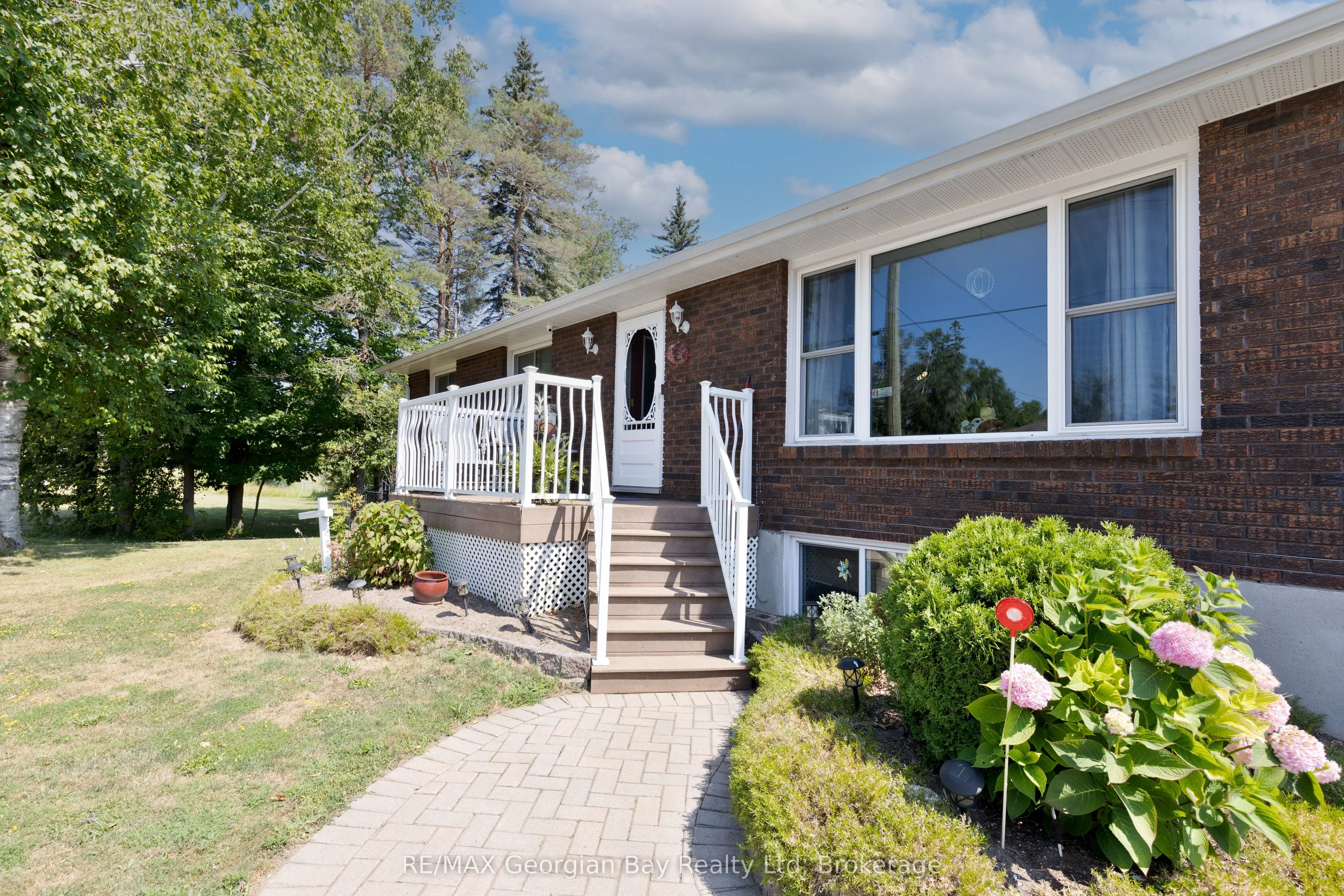 739 SIMCOE Avenue