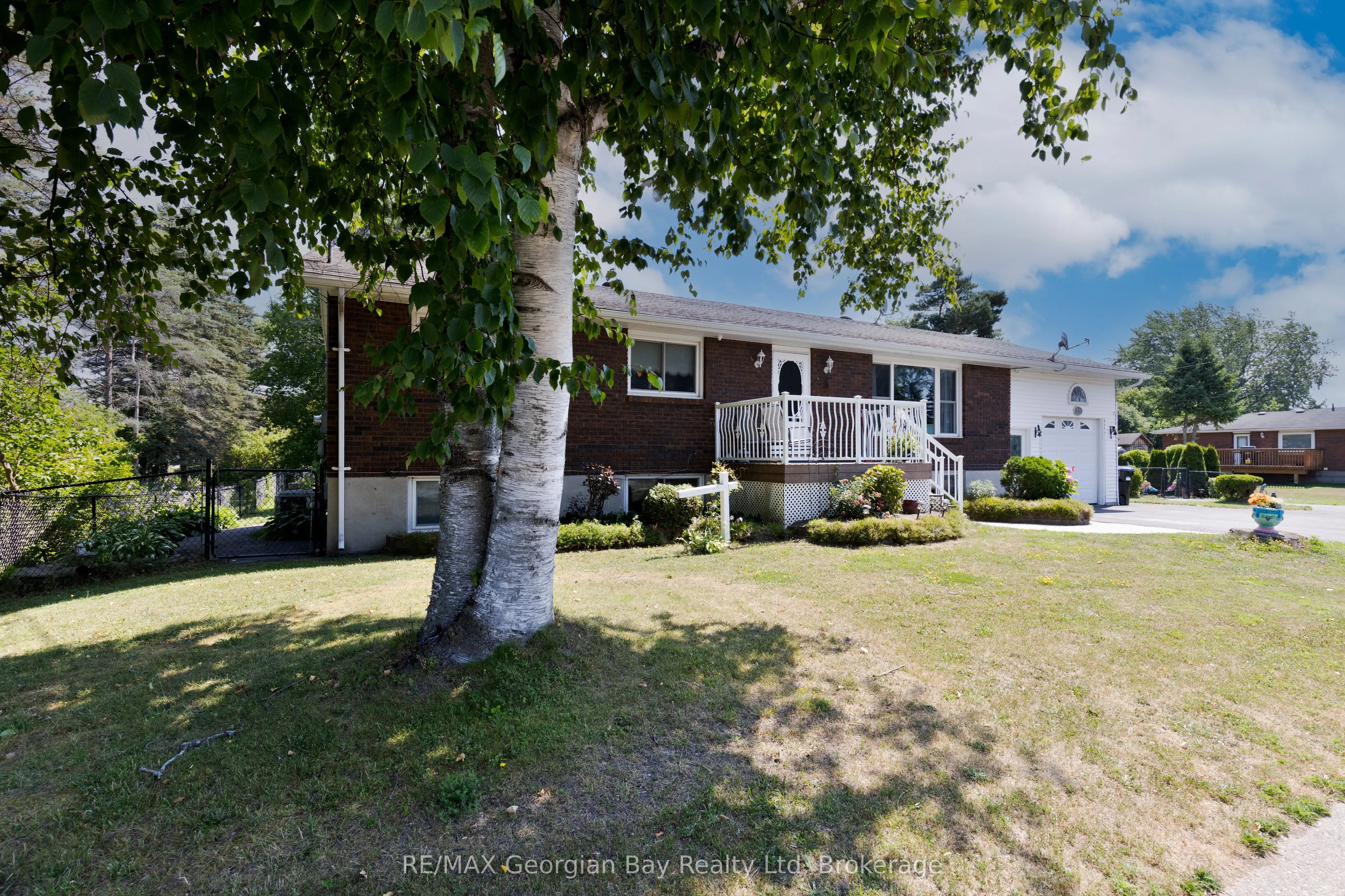 739 SIMCOE Avenue