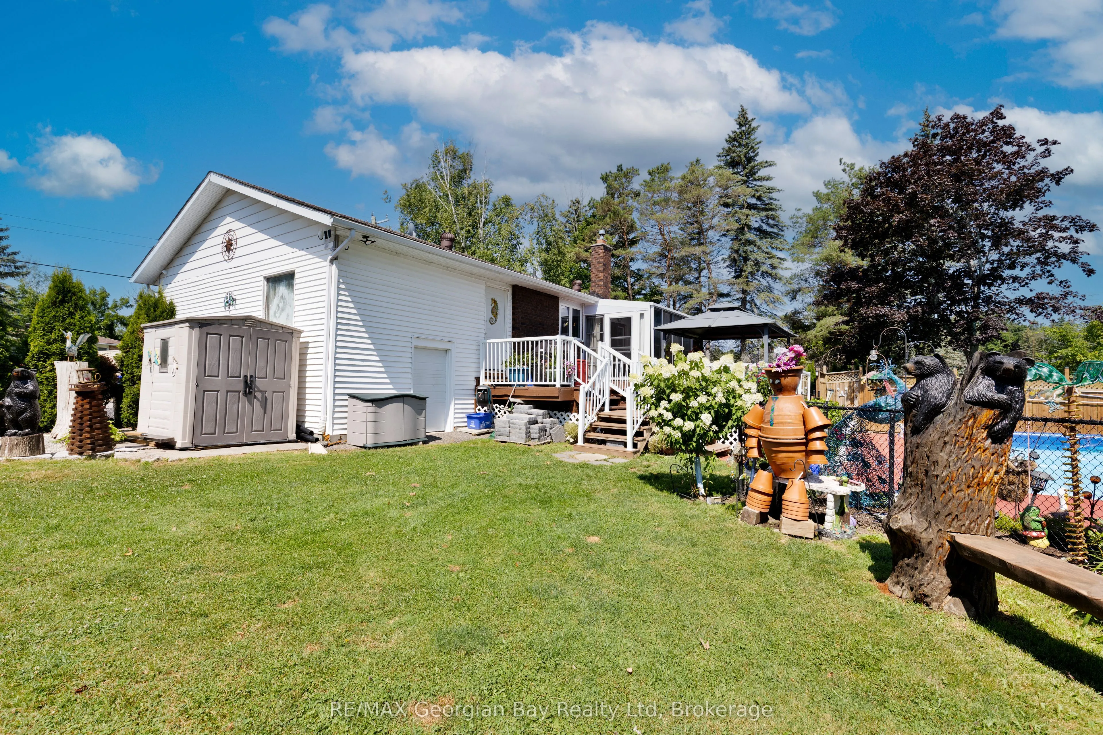 739 SIMCOE Avenue