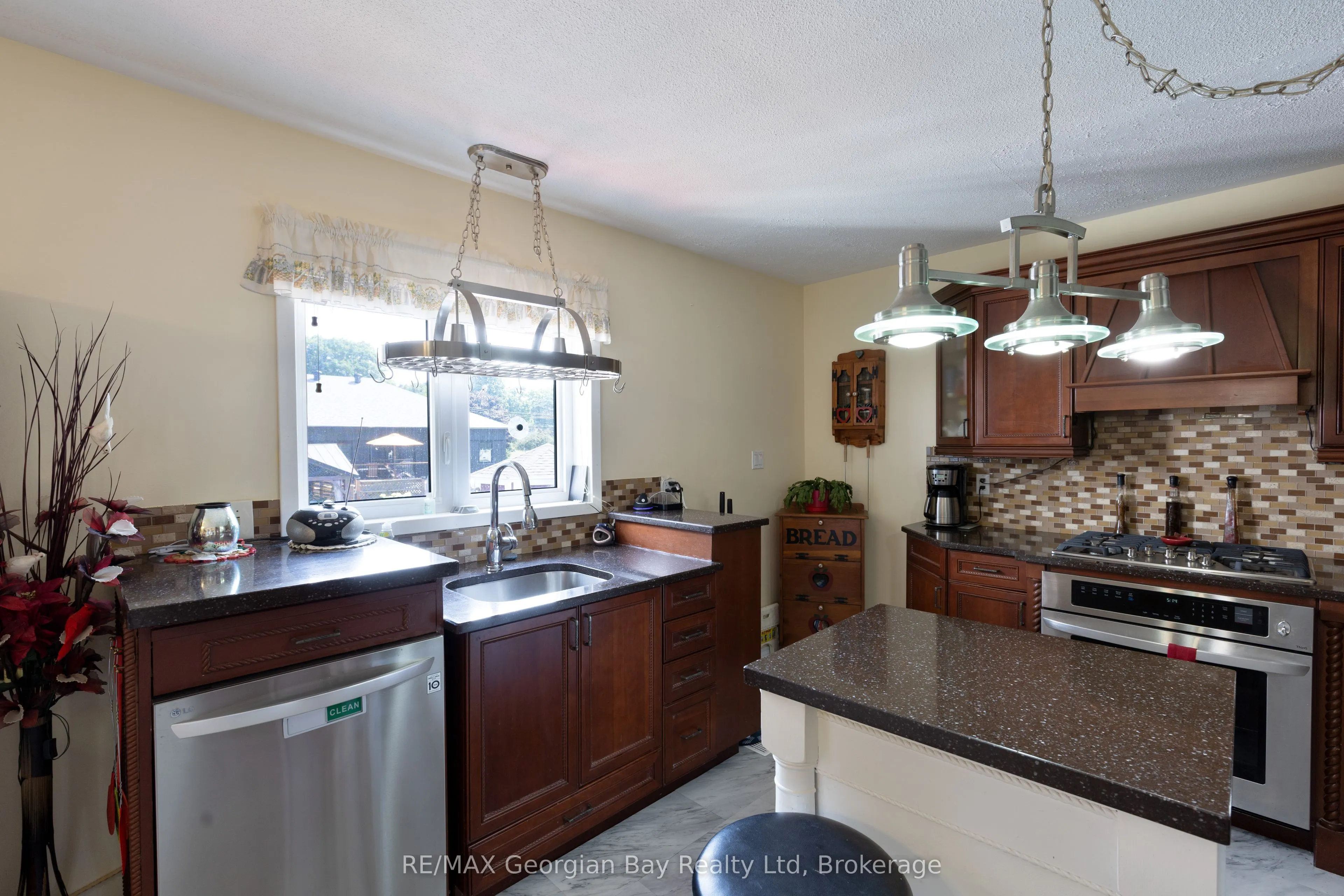 739 SIMCOE Avenue