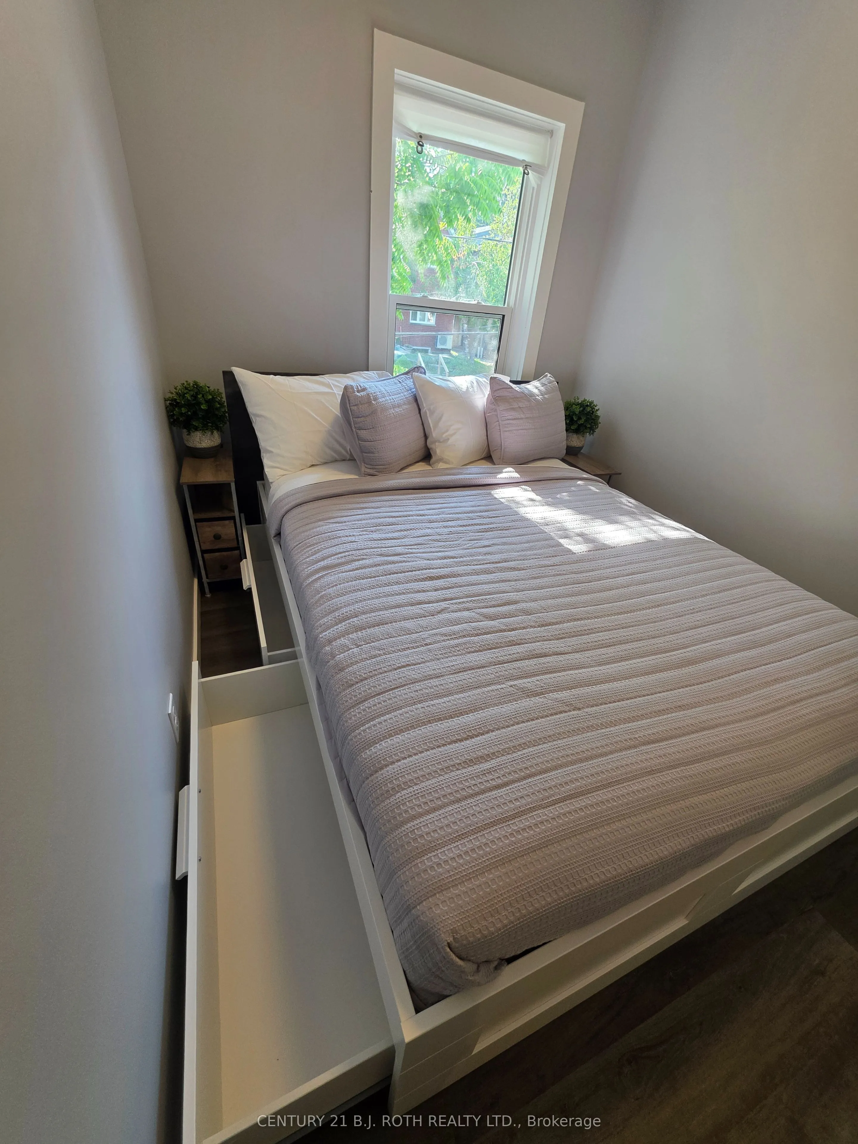 82 Albert Street N, #1