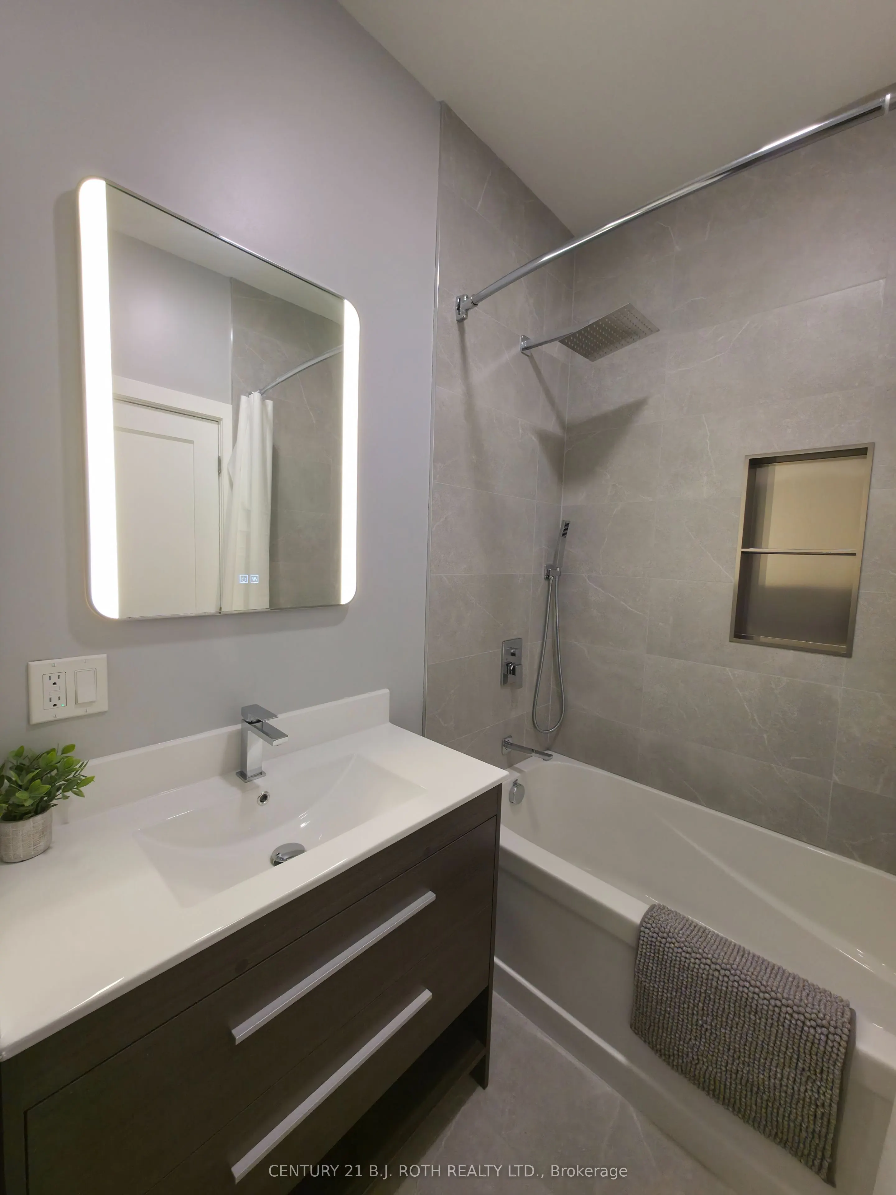 82 Albert Street N, #1