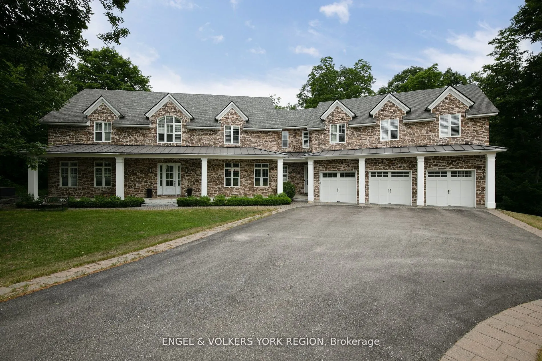 16 Heron Boulevard