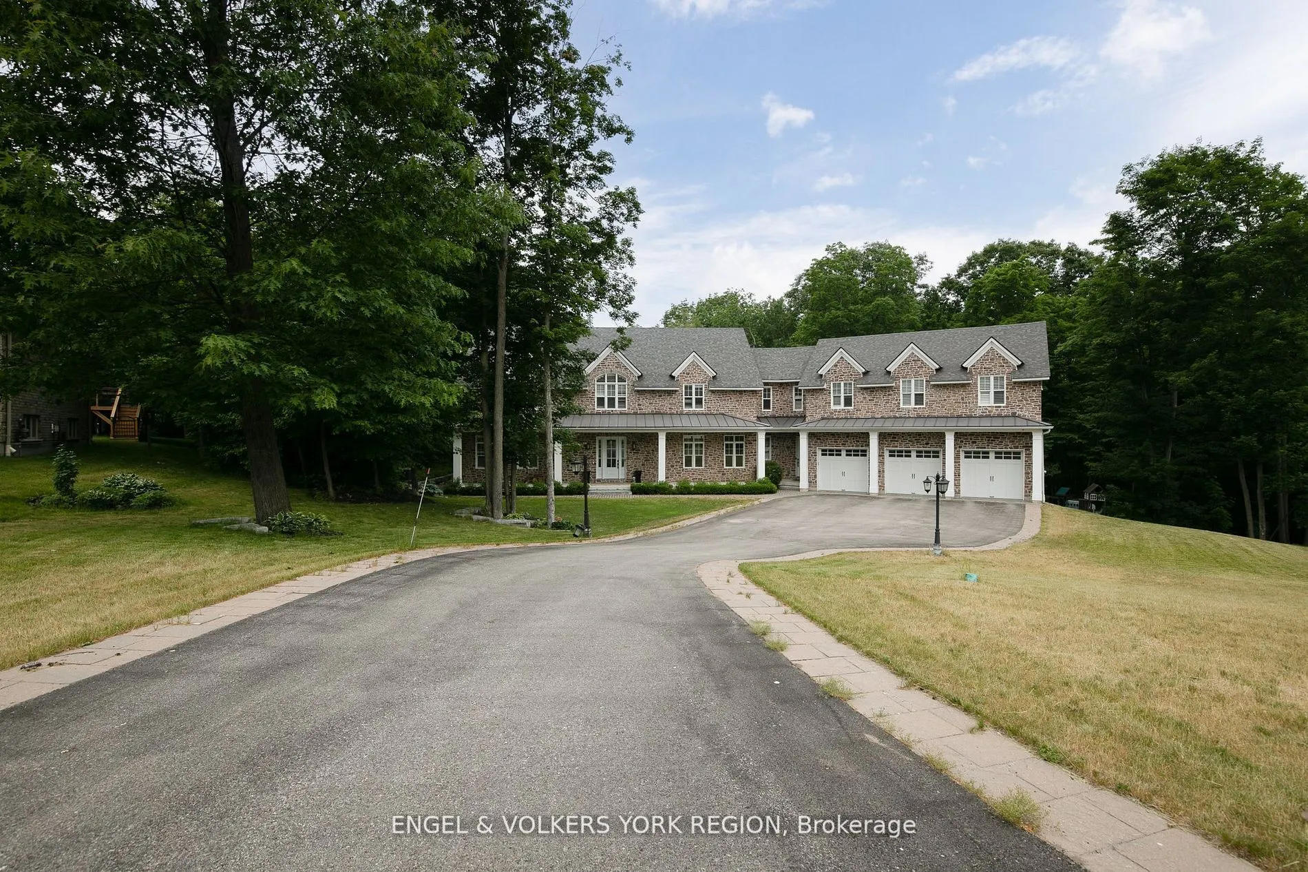 16 Heron Boulevard