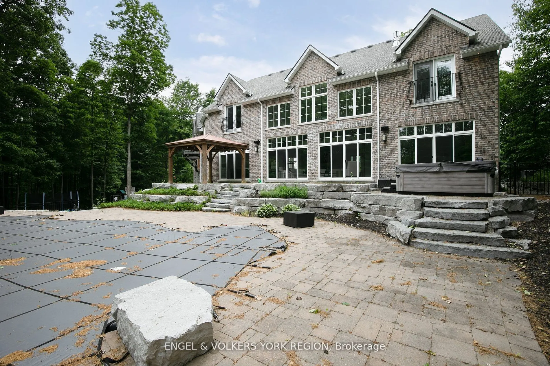 16 Heron Boulevard