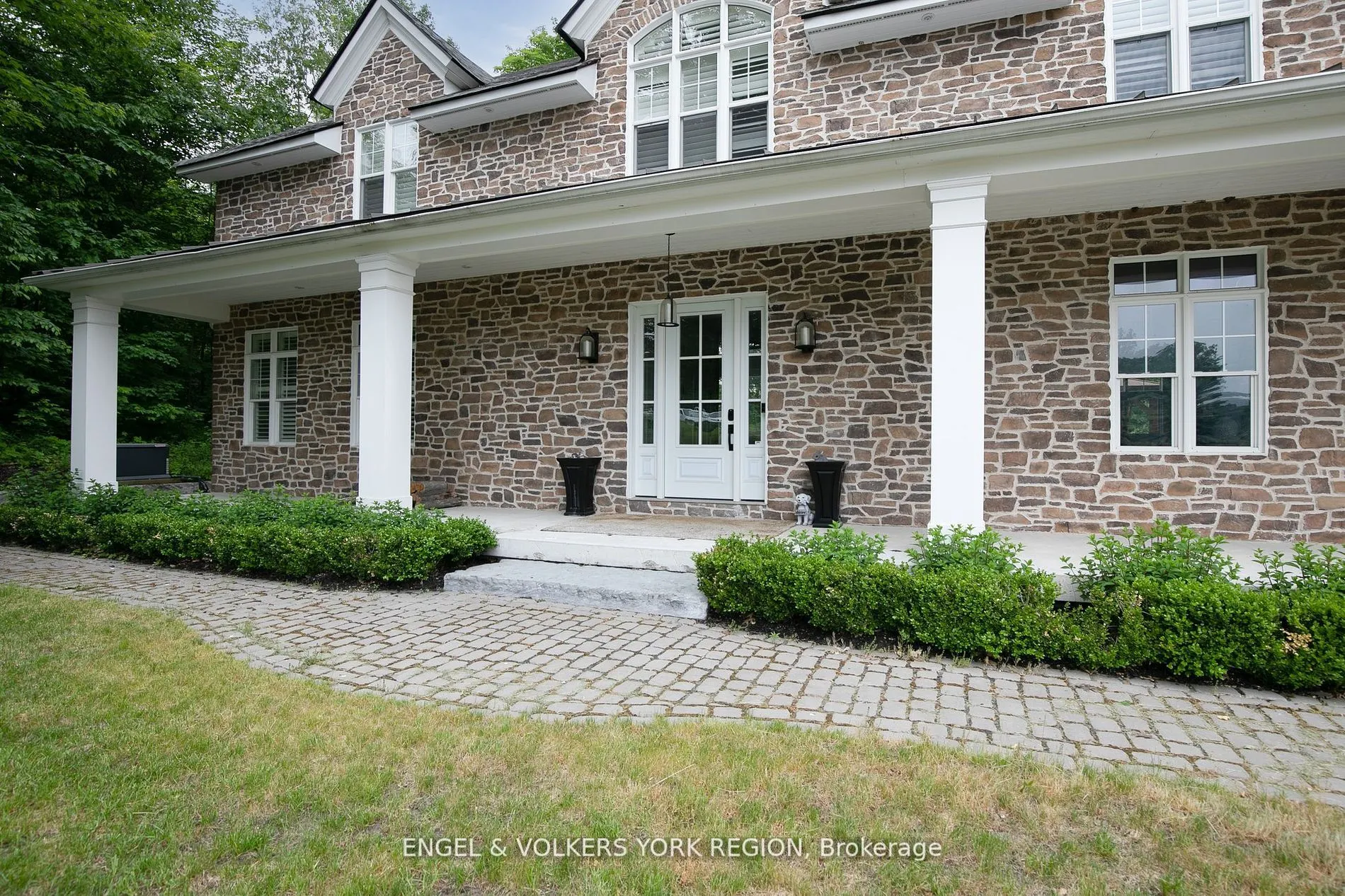 16 Heron Boulevard