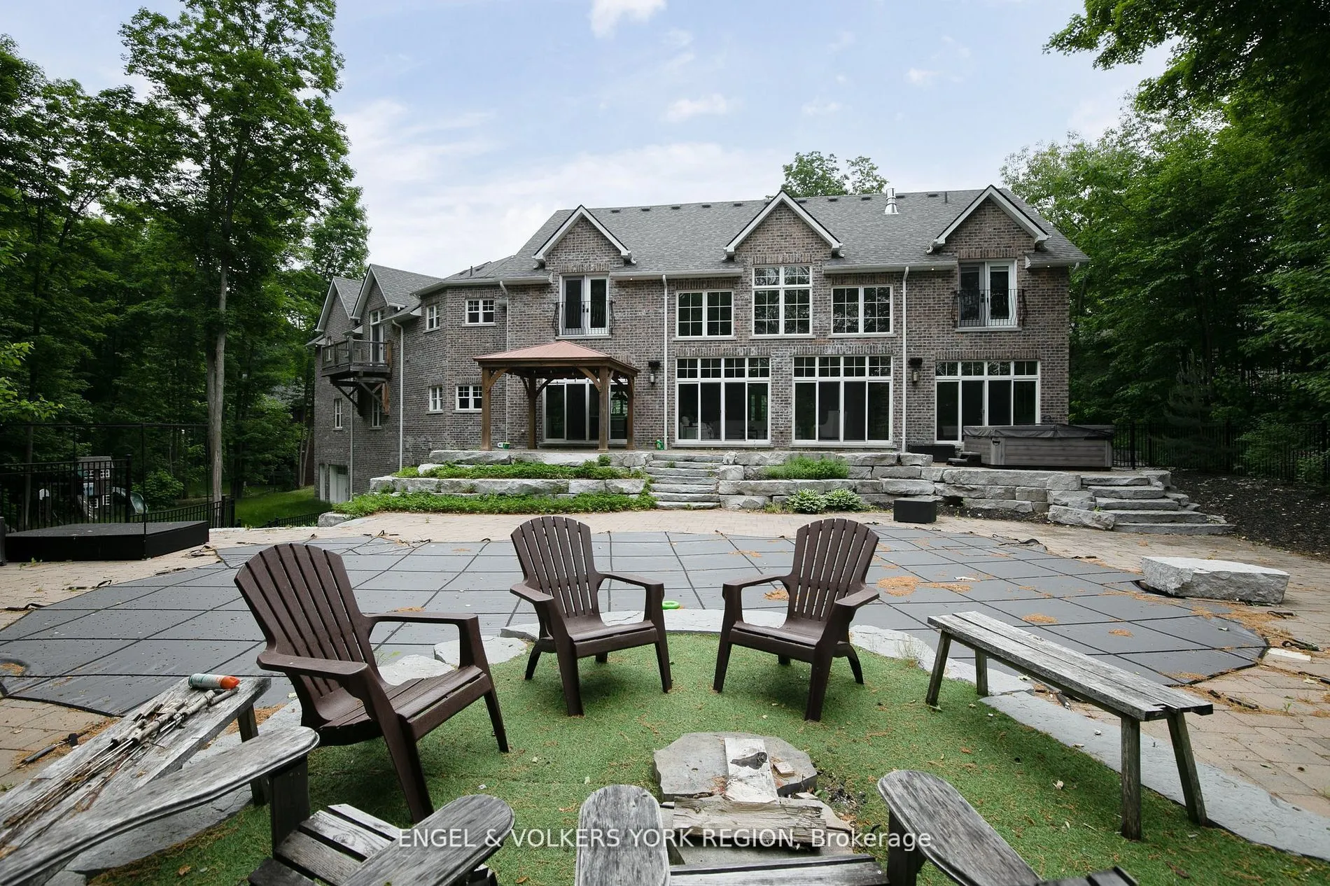 16 Heron Boulevard