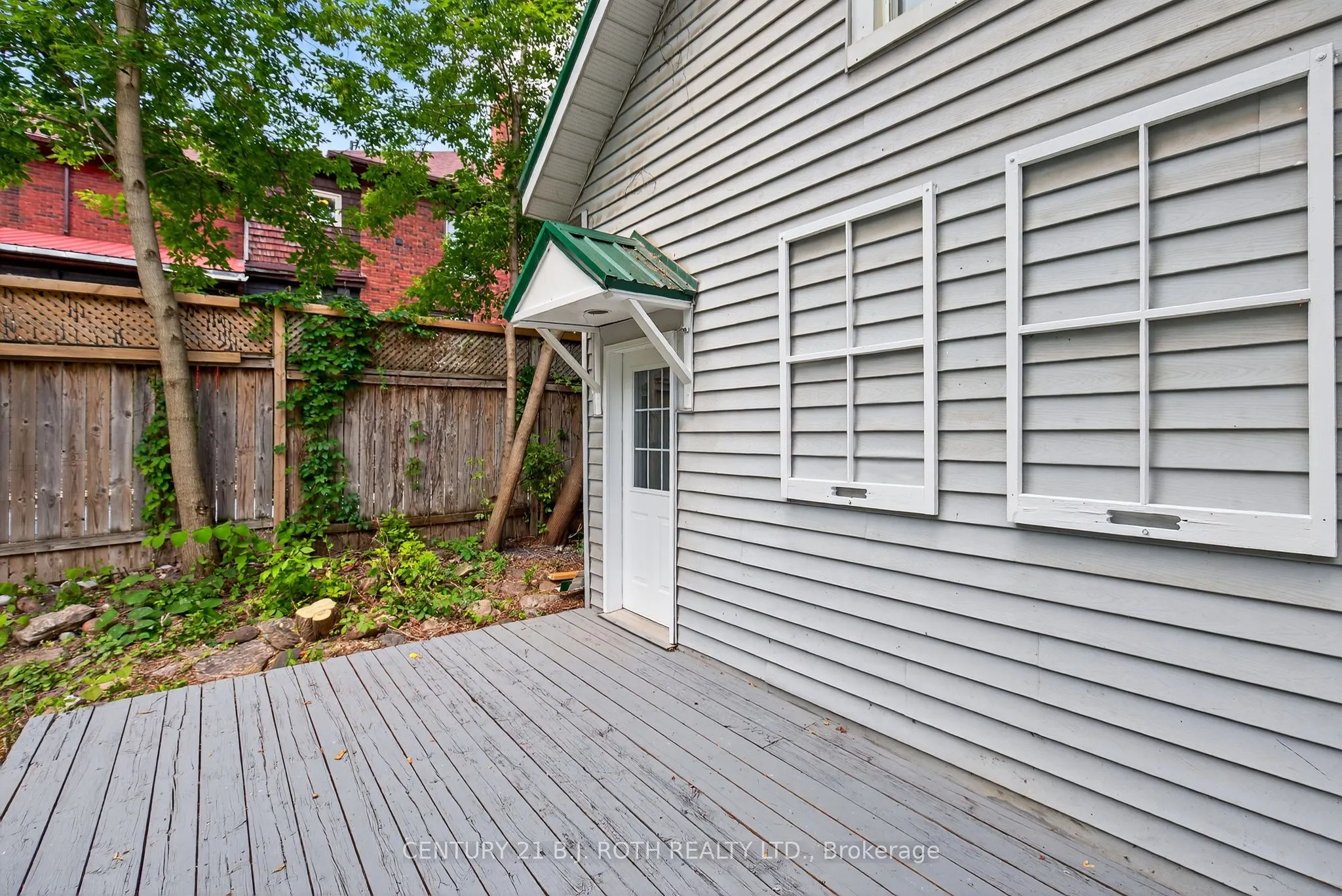 153 Laclie Street