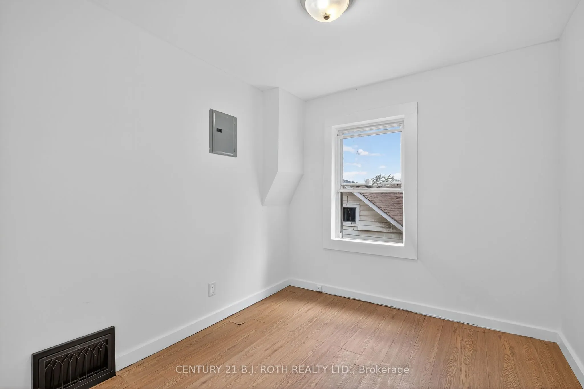153 Laclie Street