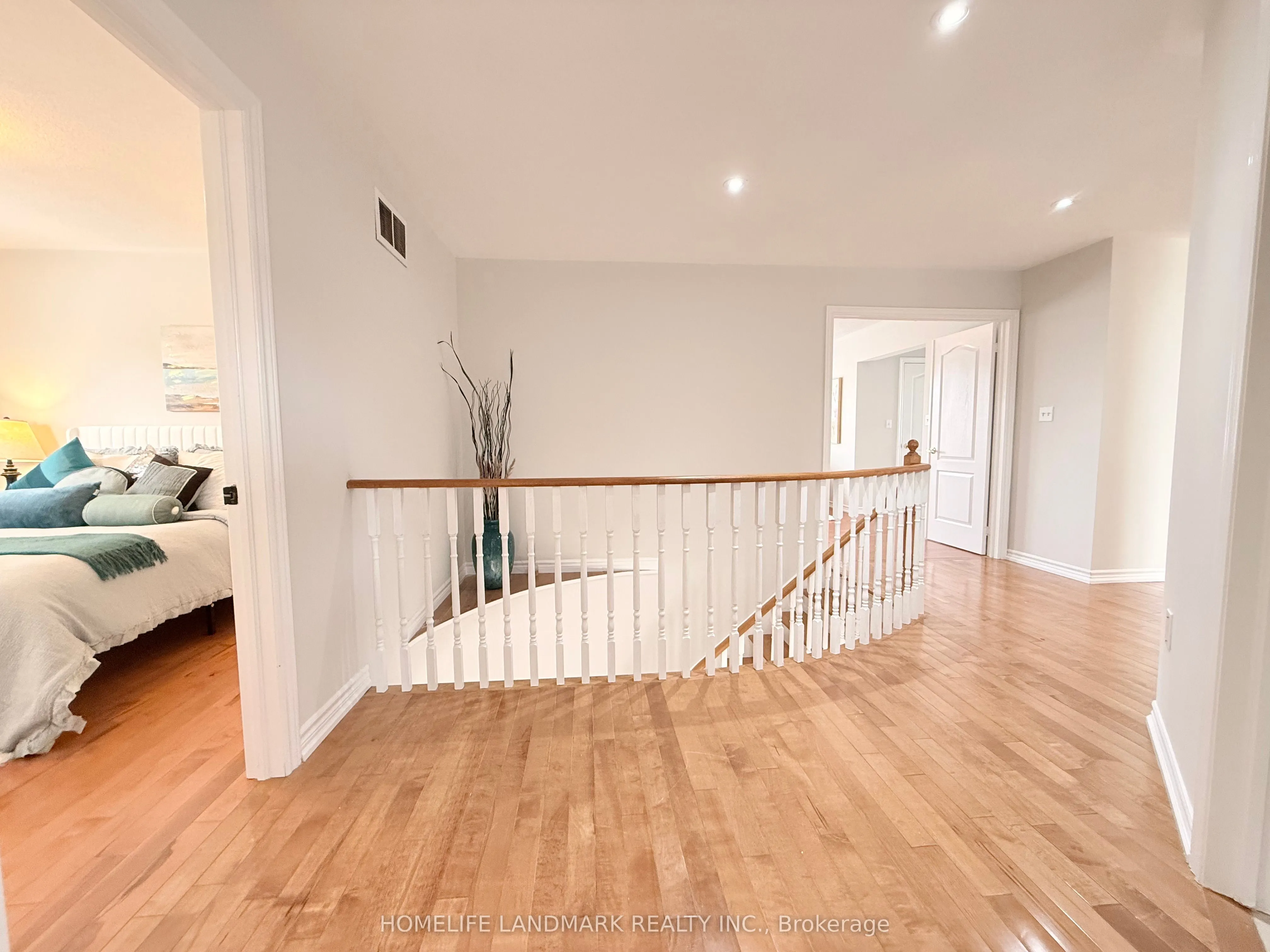 18 The Queensway