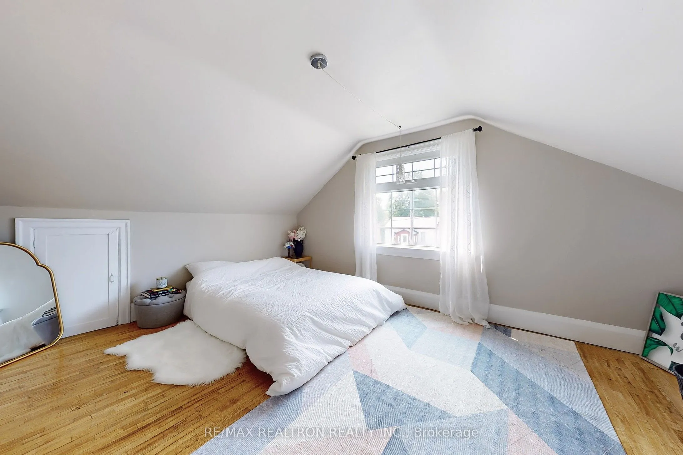 11 Eccles Street N