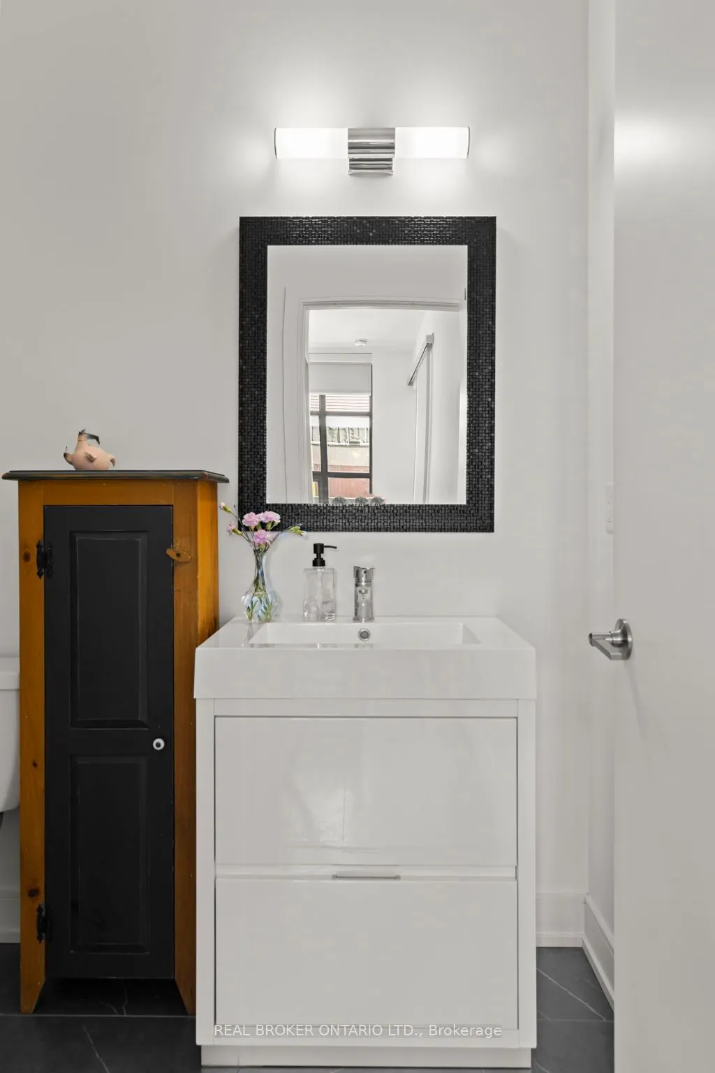 21 Matchdash Street S, #210