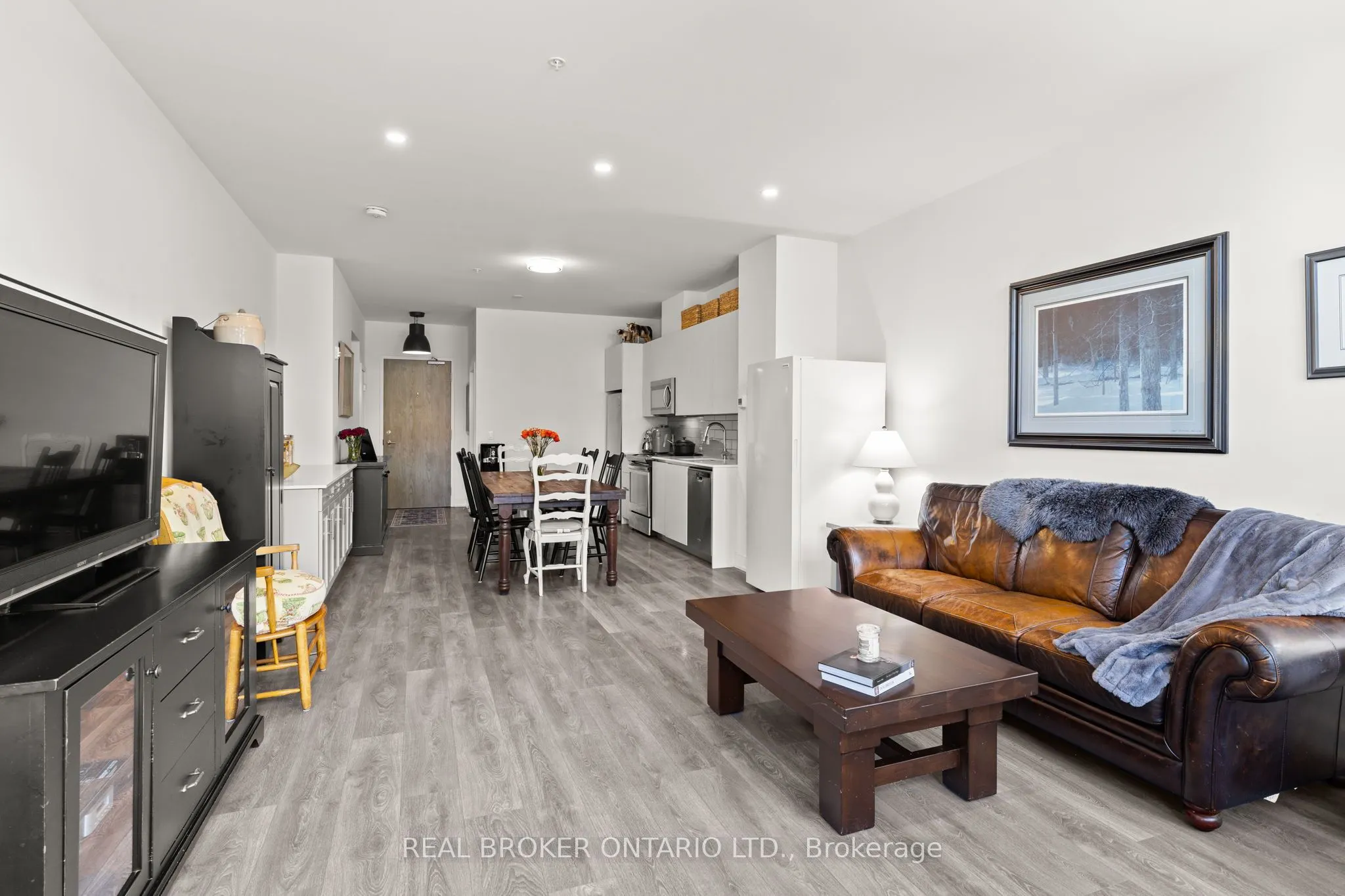 21 Matchdash Street S, #210