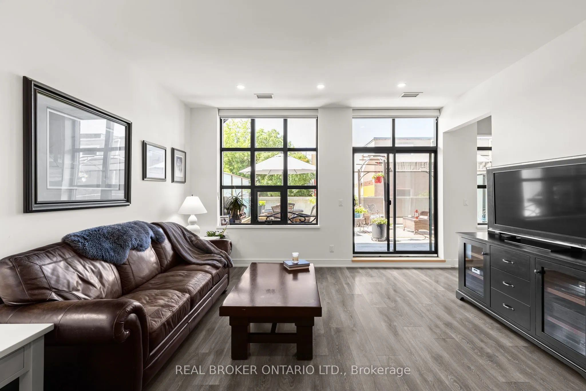 21 Matchdash Street S, #210
