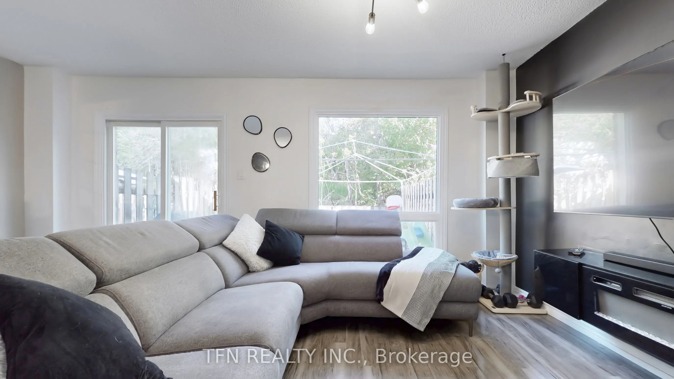 52 Adelaide Street, #32