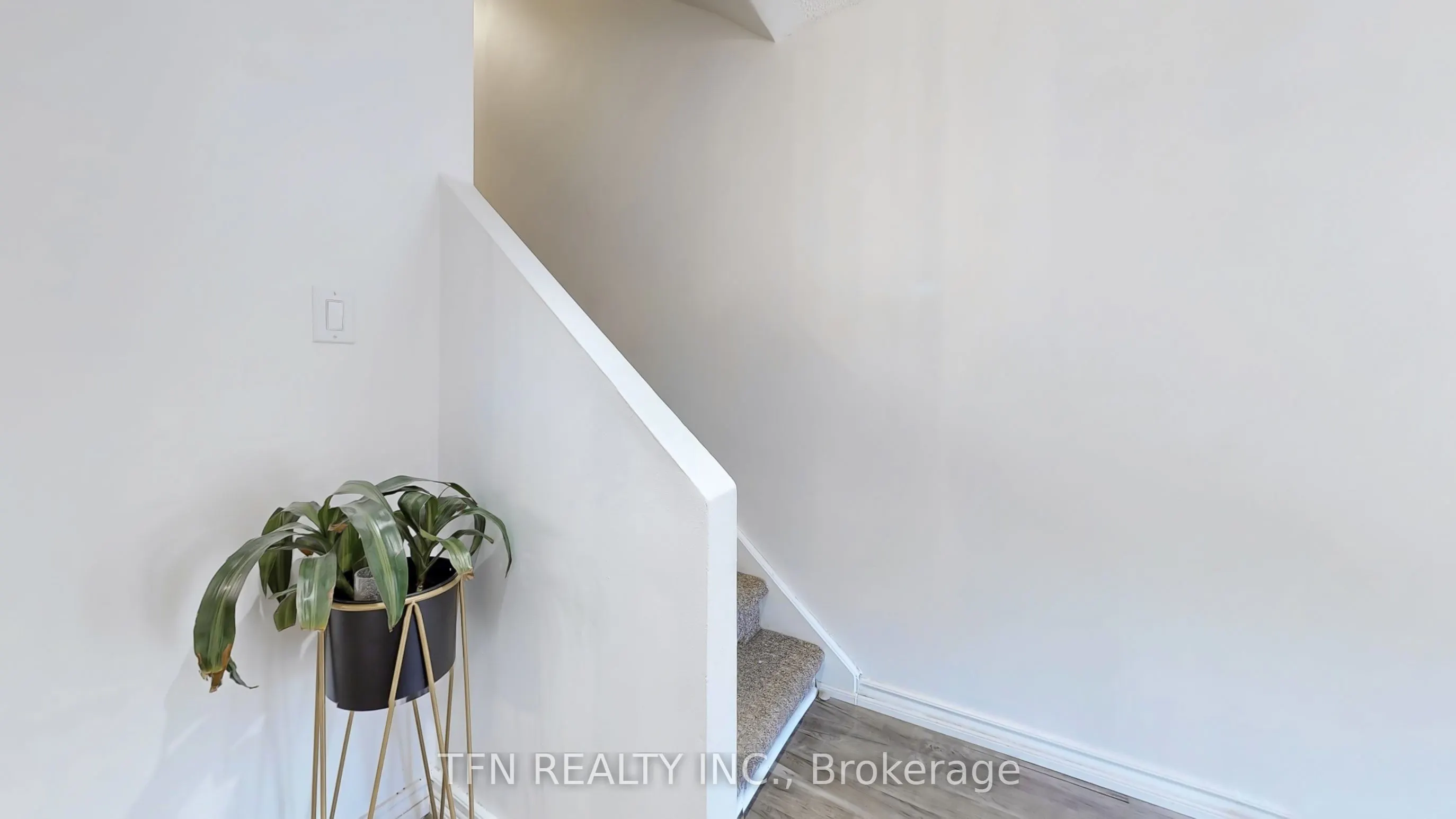 52 Adelaide Street, #32